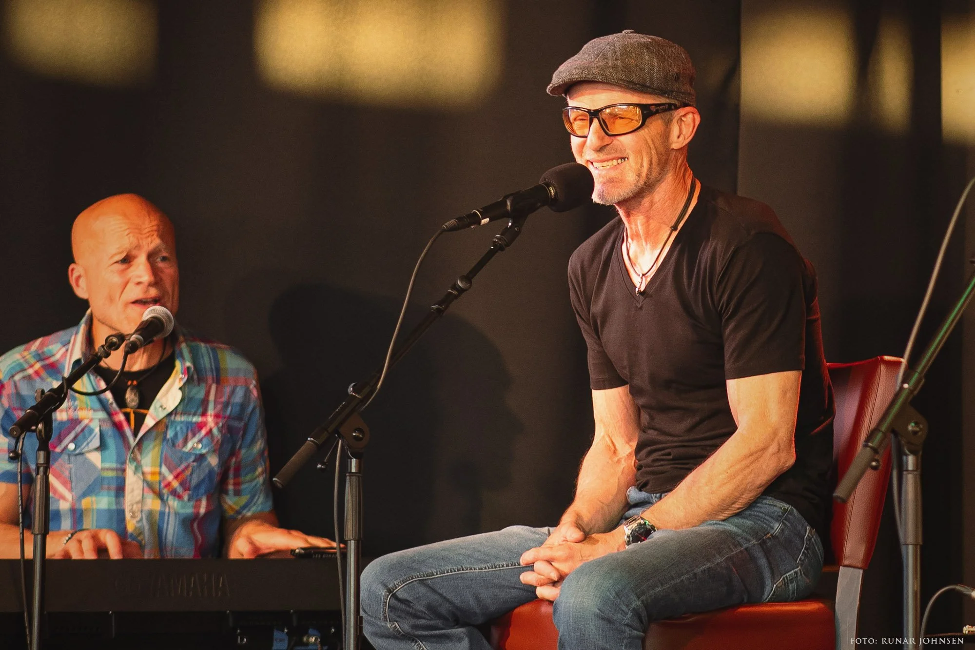 Jo Nesbø på scenen på Ladekaia i Trondheim, med Lars Jones ved tangentene