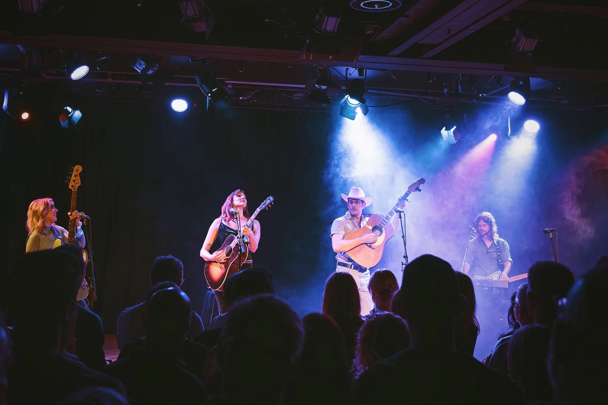 Sam Outlaw med band står på scenen foran et dansende pbulikum på Dokkhuset i Trondheim.