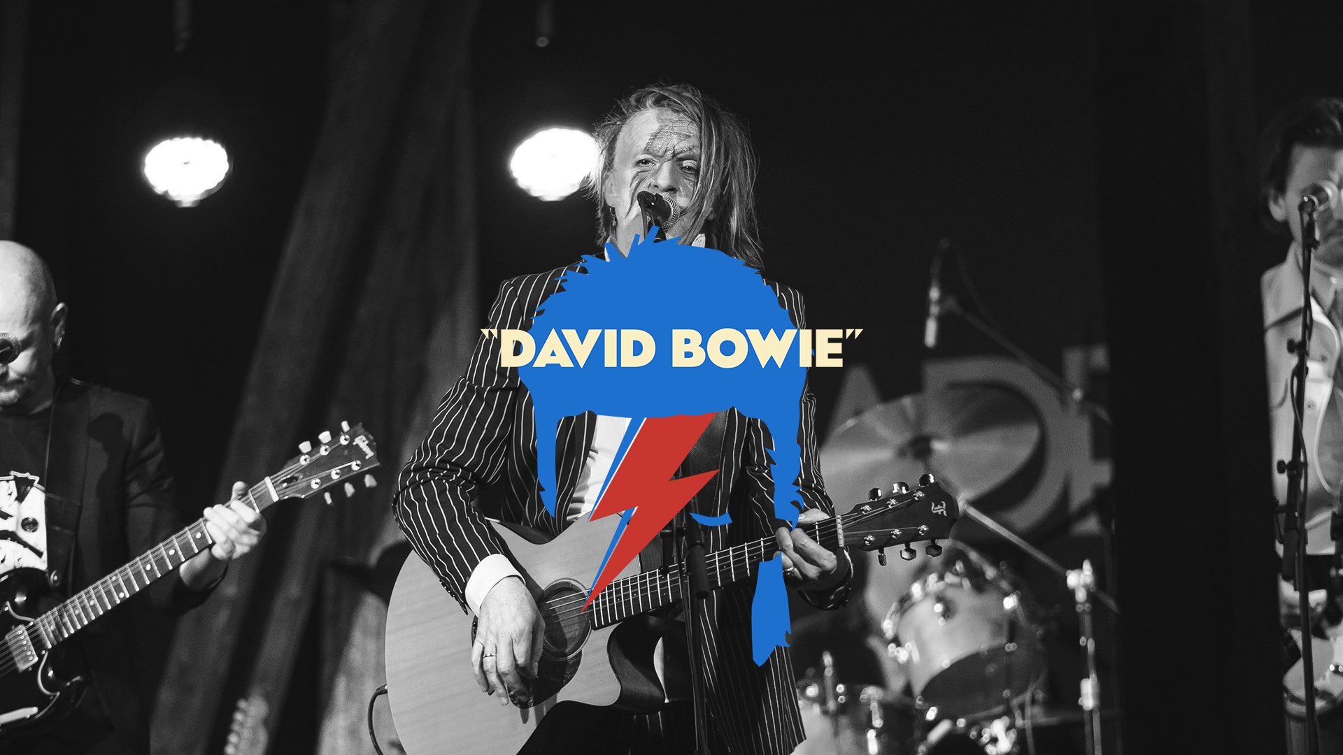 Black and white bilde av en mann som spiller gitar og synger på en scene. Det er et blått og rødt grafikk over den med teksten 'David Bowie'.