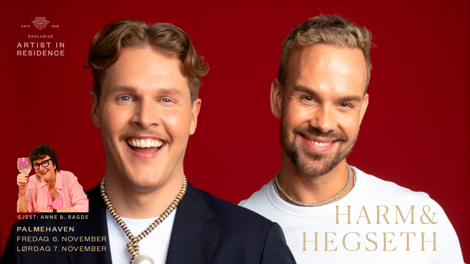 To menn med brede smil står mot en rød bakgrunn, den ene i dress og den andre i hvitt, med tekst om et arrangement kalt "Harm & Hegseth" og informasjon om en gjest, Anne B. Ragde, samt datoer for arrangementet.