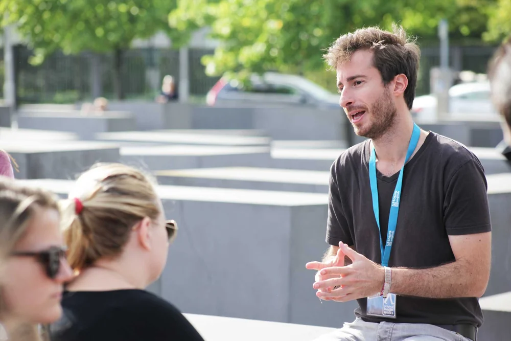 Ein Original Berlin Walks Guide erklärt einer Gruppe Berliner Geschichte
