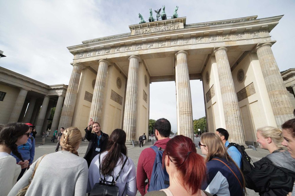 Besucher einer geführten Stadtführung in Berlin