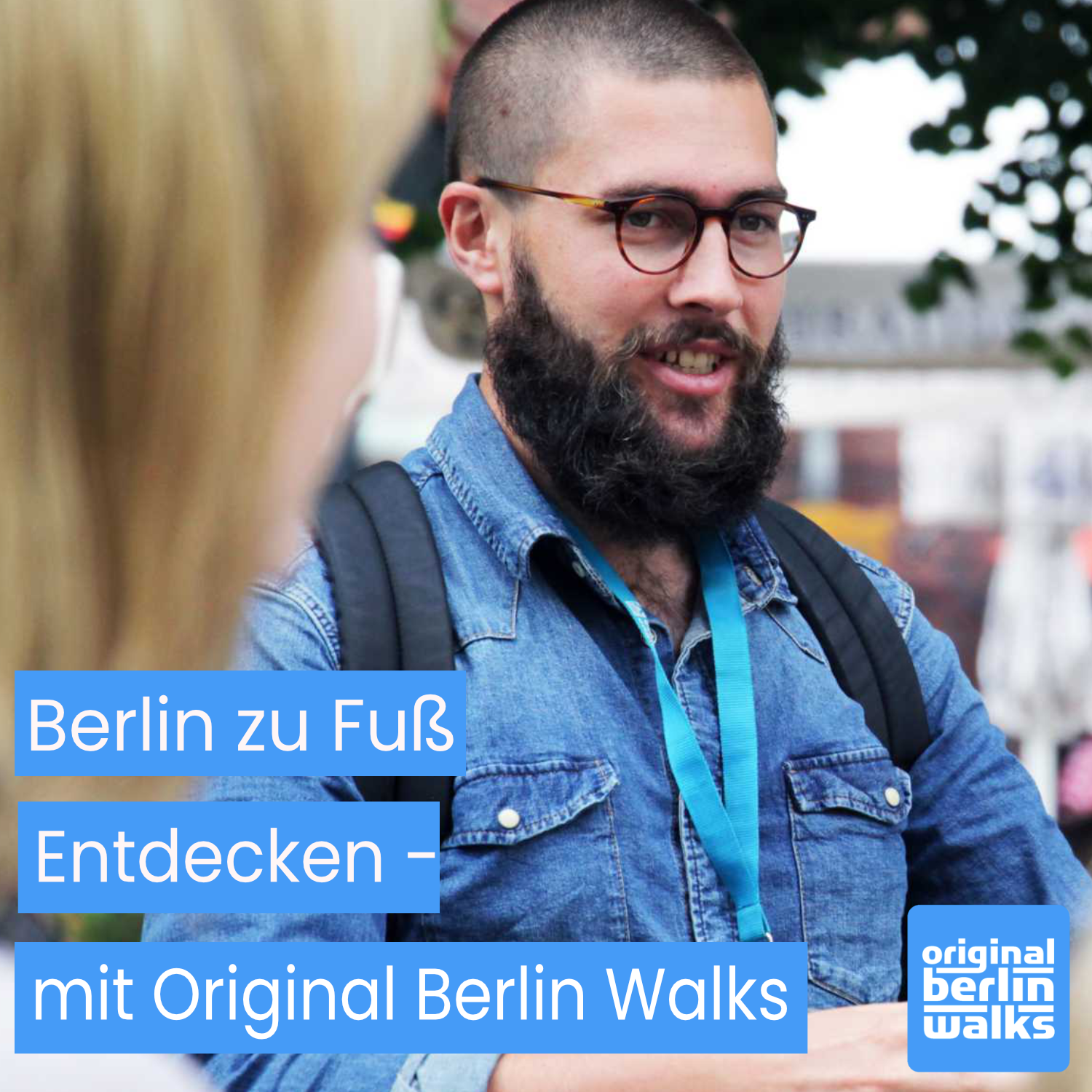 Guide von Original Berlin Walks im Gespräch bei einer Stadtführung durch Berlin