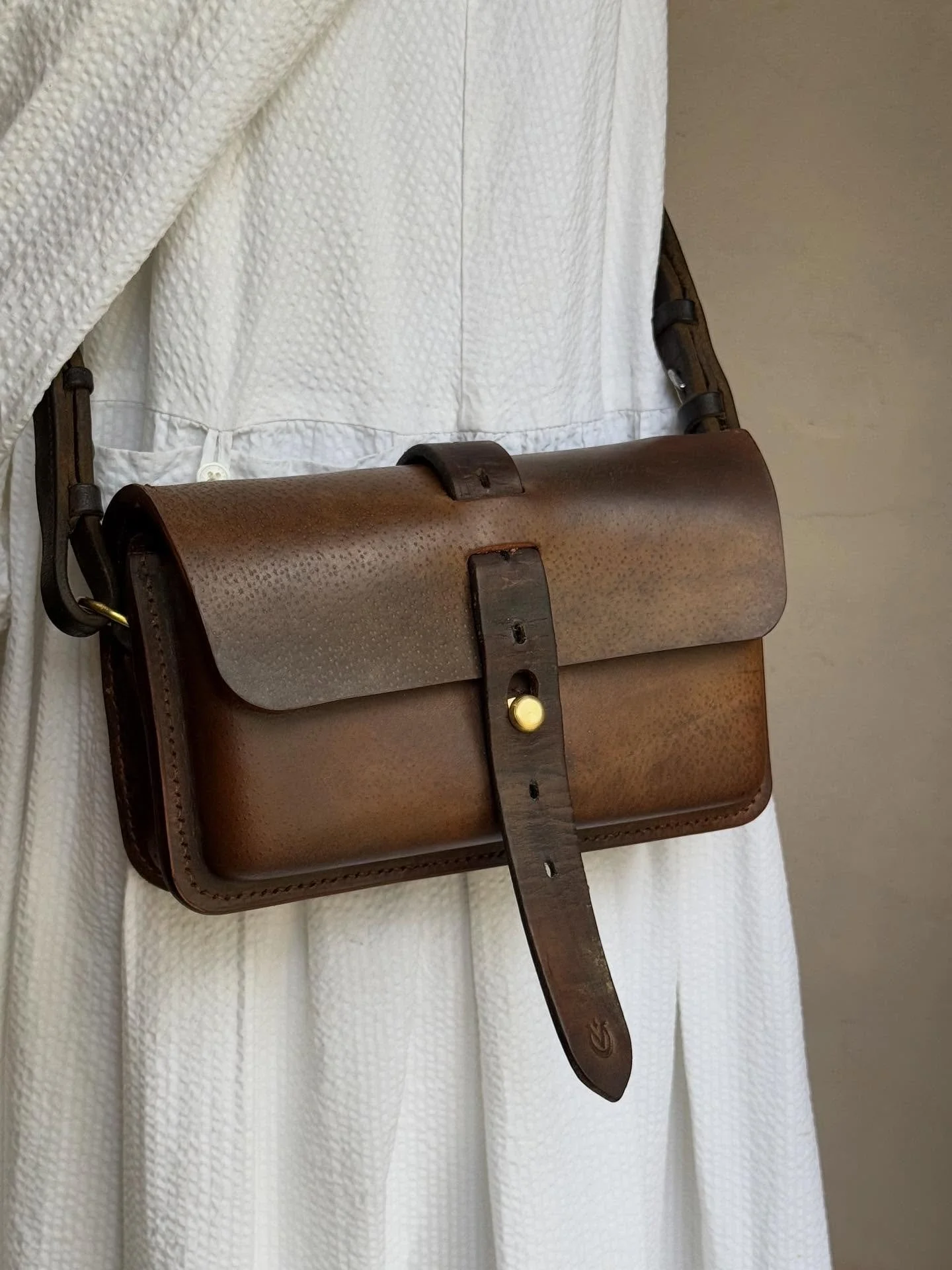 Here she is!

The finished bag&hellip; Vivian
handmade by me, Caroline :) 👋

#handmade #repurposed #artisan #maker #lovewhatyoudo #behindthescenes #studio #workshop #process #leatherwork #craft #ragofcolts