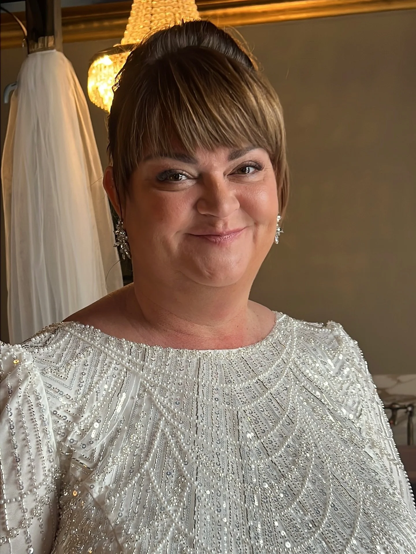 Bryllupss&aelig;sonen 2025 lakker imod enden ❤️ 
Bag os ligger et v&aelig;ld af smukke morgener, glade brude og uforglemmelige &oslash;jeblikke.

For os hos RiiStyle betyder s&aelig;son afslutning ikke pause&hellip; men forberedelse ✨ 

Vi bruger vin