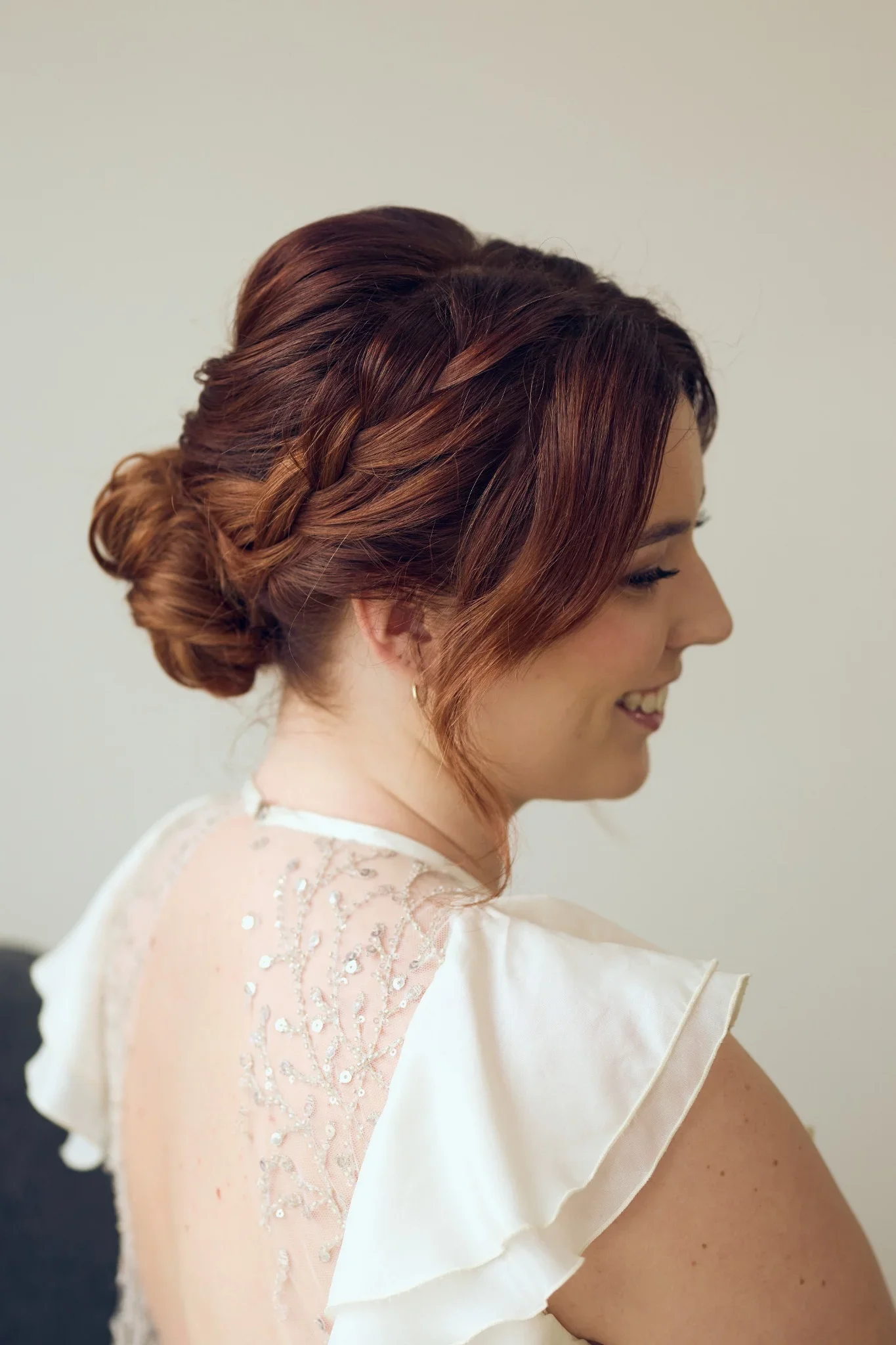 romantisk skandinavisk brudestyling skabt af RiiStyle – naturligt brudehår, bløde opsætninger og klassisk brudemakeup til inspiration