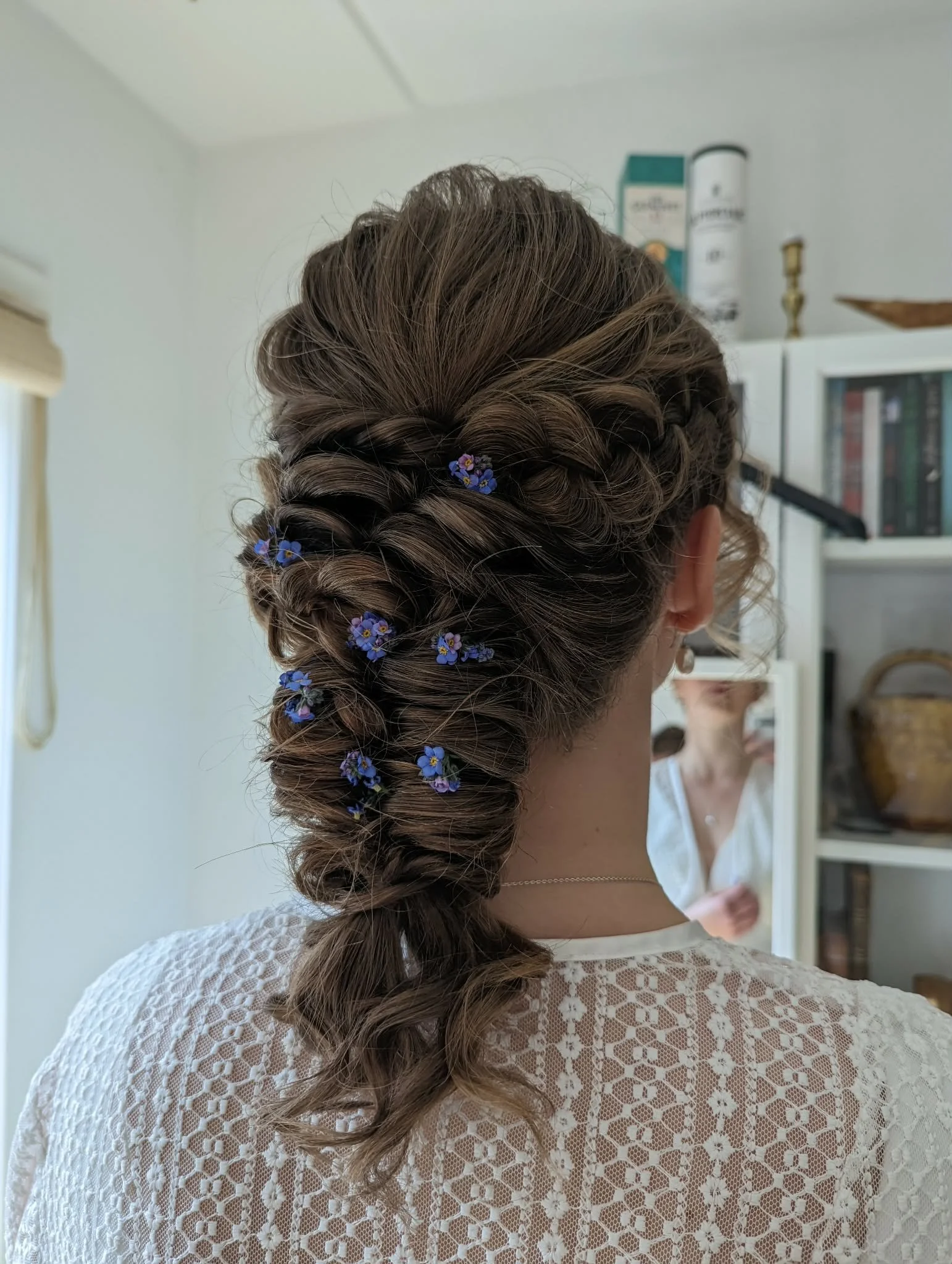 mermaisbraid_med_blomster_bryllup.jpeg