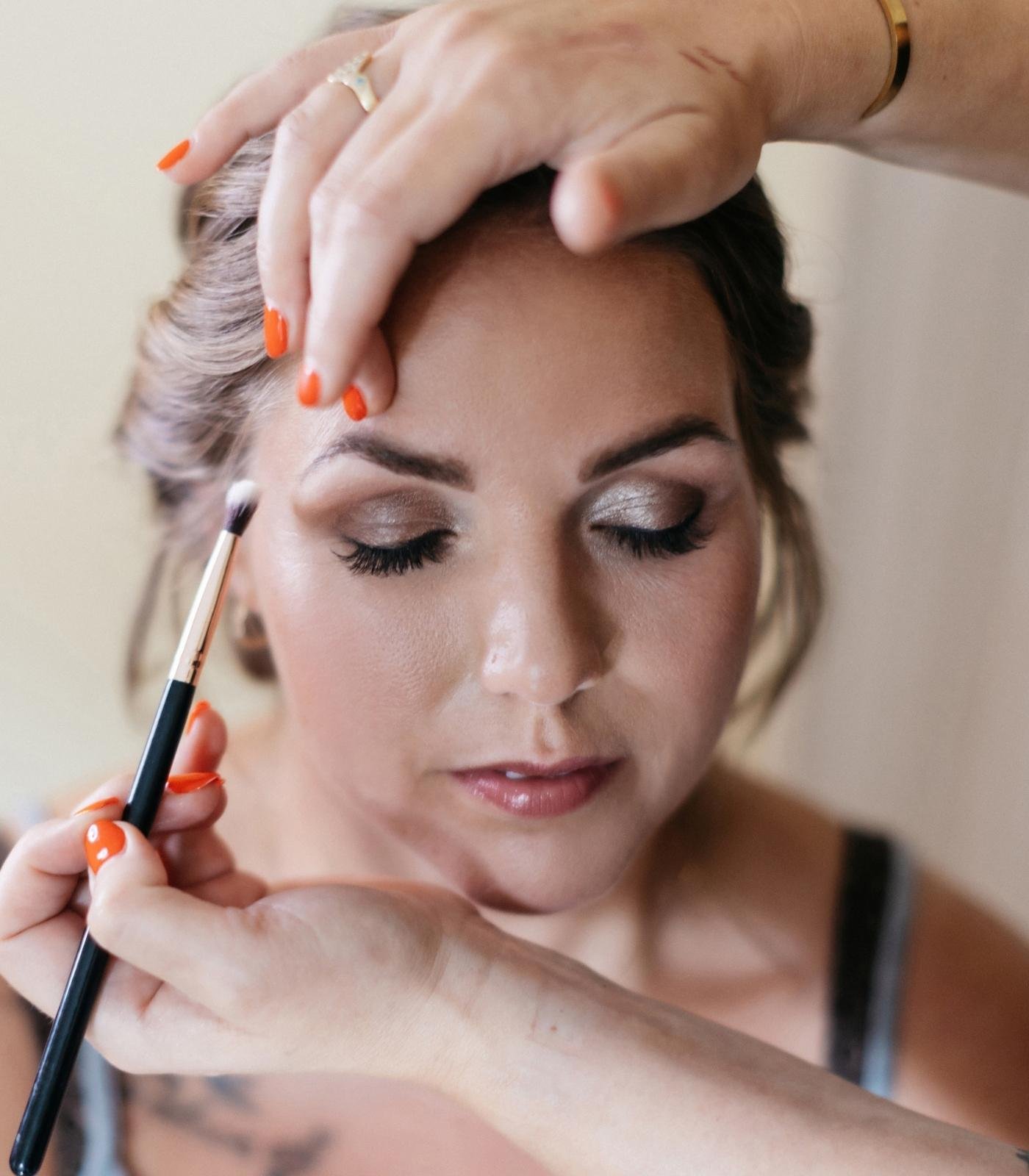 Brud får lagt professionel brudemakeup med fokus på naturlig glød og elegant øjenmakeup udført af stylist fra RiiStyle.