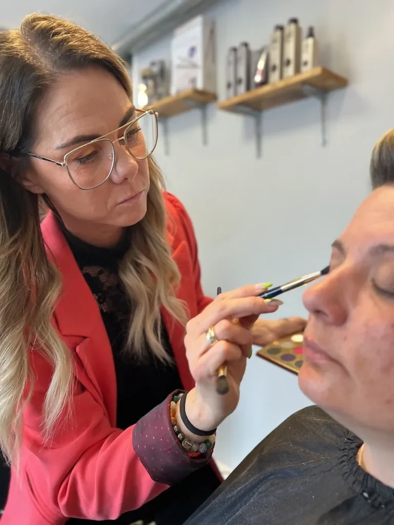 brudestylist Anne Wandahl arbejder koncentreret på din naturlige og smukke brudemakeup