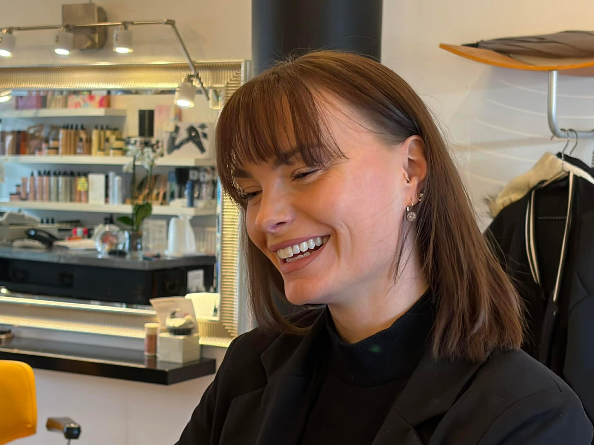 Elisa Sall laver bruehår og brudemakeup