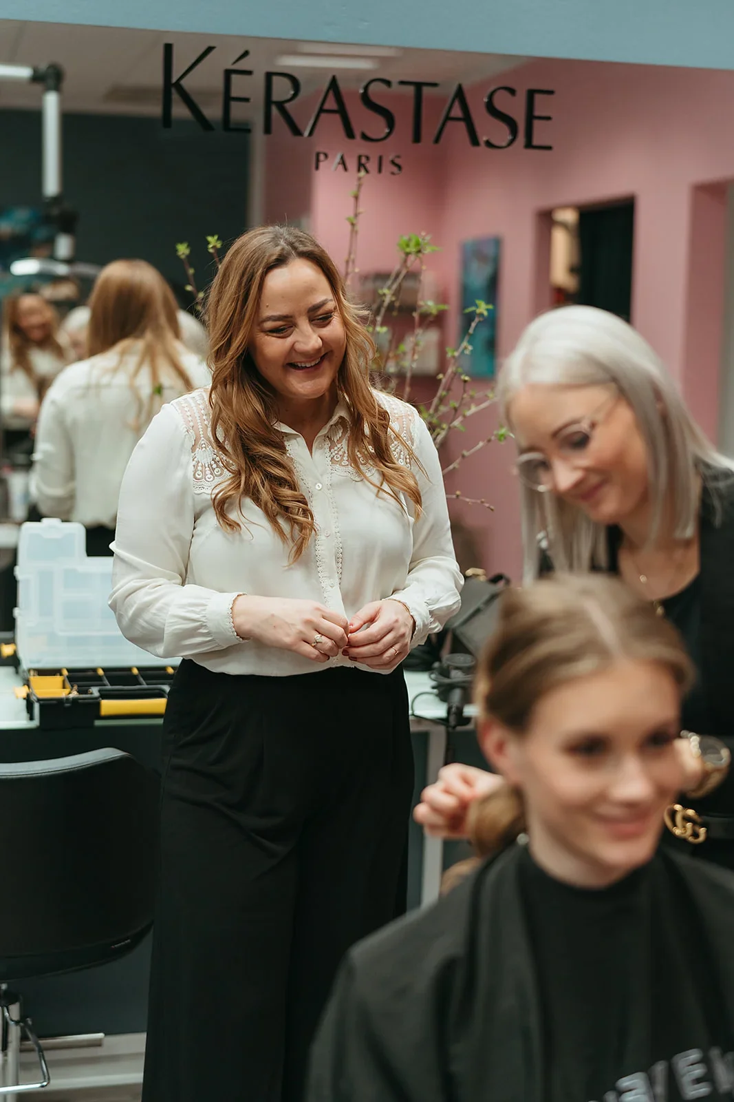 Rikke fra RiiStyle Academy underviser frisør i brudeopsætning i salonmiljø