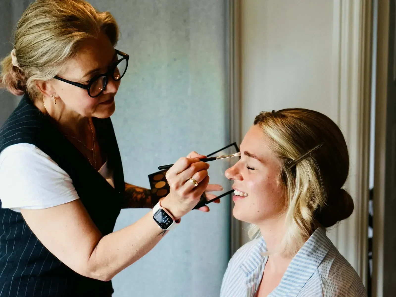 brudestylist Jeanie kommer laver neutralt øjenskyggelook på bruden