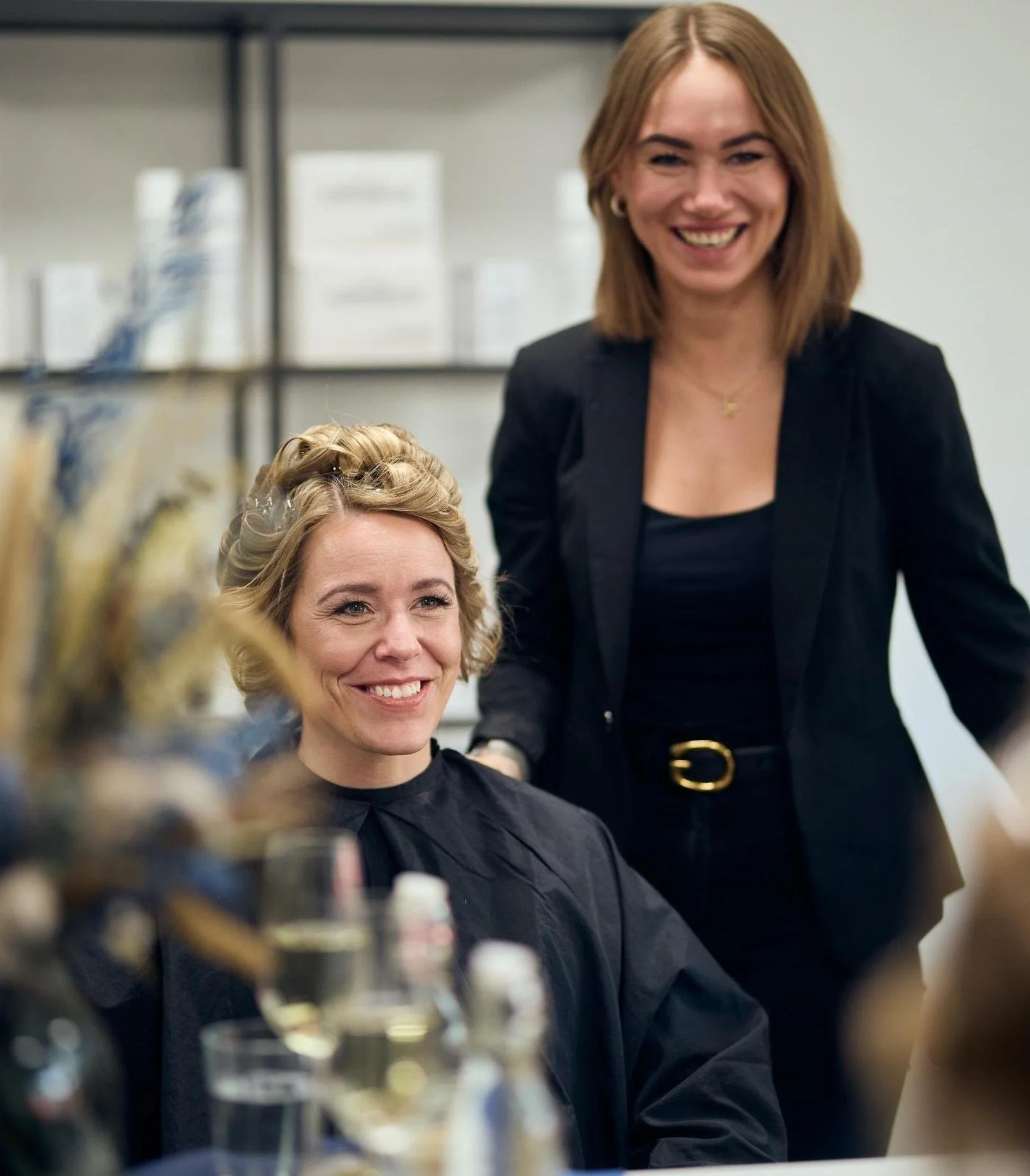 Brud under prøvestyling hos professionel stylist – smilende og afslappet oplevelse hos RiiStyle.