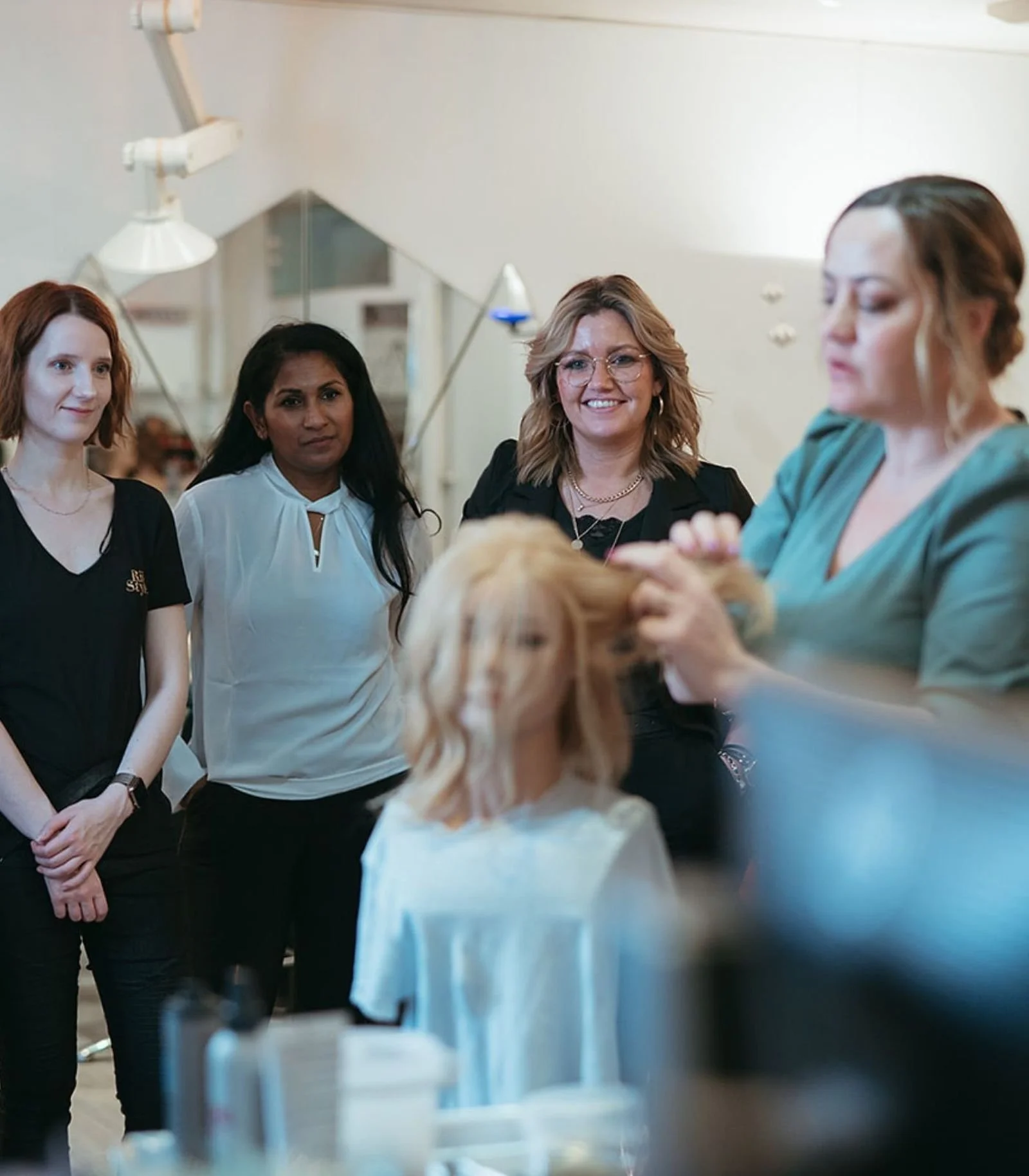 Bridal stylister under undervisning på RiiStyle kursus, hvor teknikker i brudehår og styling demonstreres