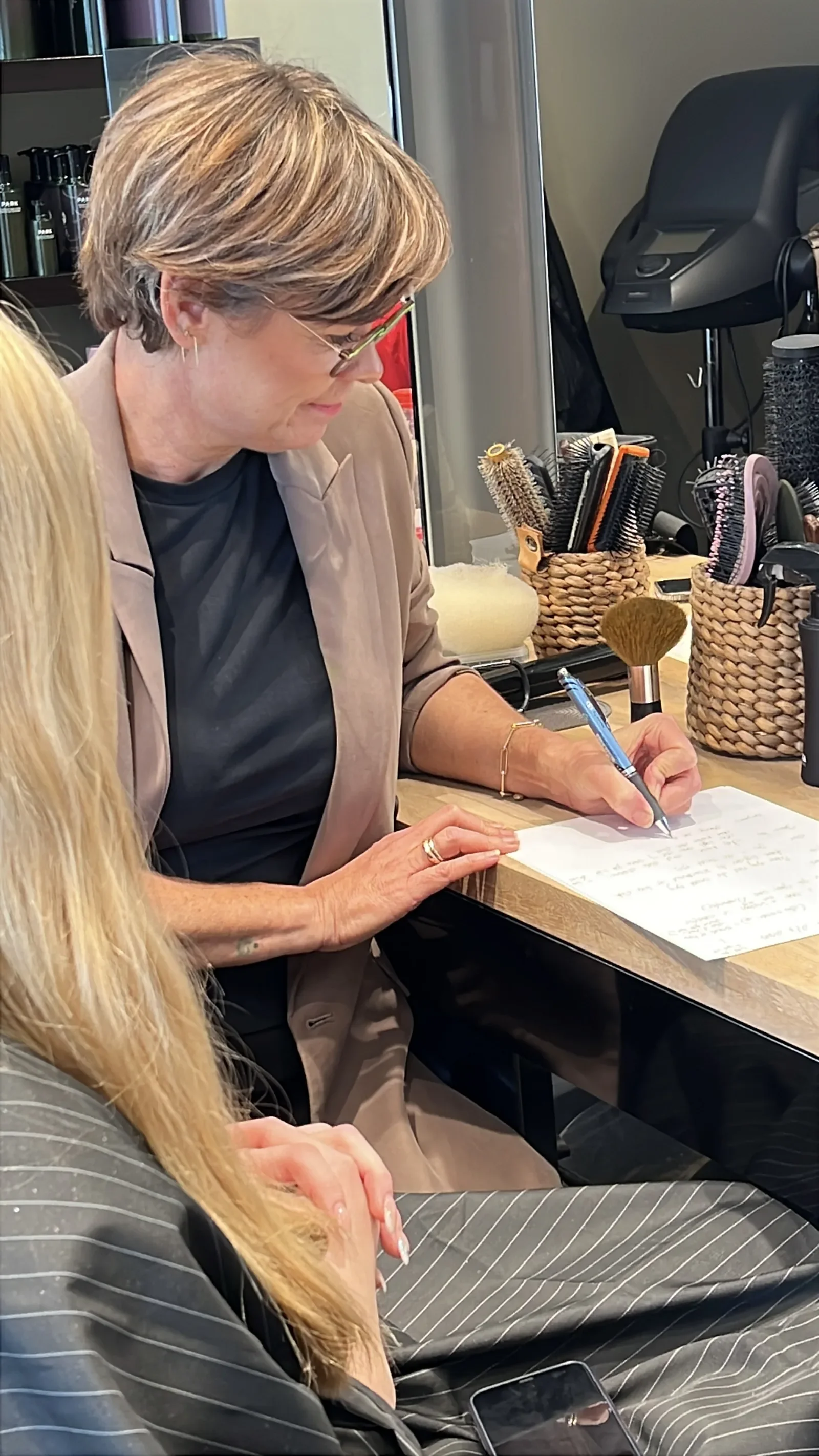 Frisør Tina Månsson afholder konsultation og prøve styling med bruden forud for den store dag