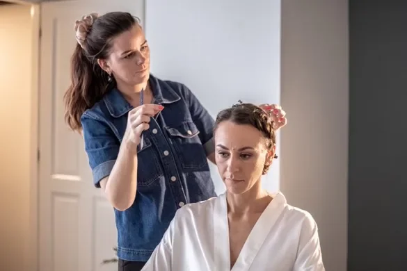bruden sidder i stolen og får opsat hår og makeup til sit bryllup