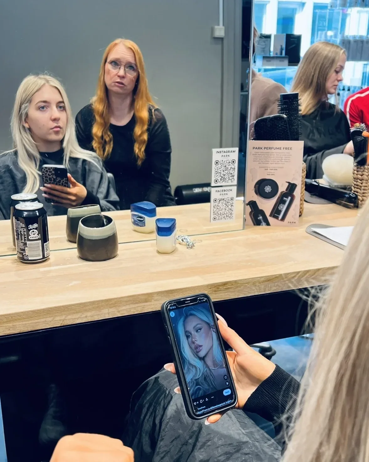 brudestylist afholder konsultation og prøvestyling med sin brud. Bruden vil forslag til sin brudemakeup på telefonen