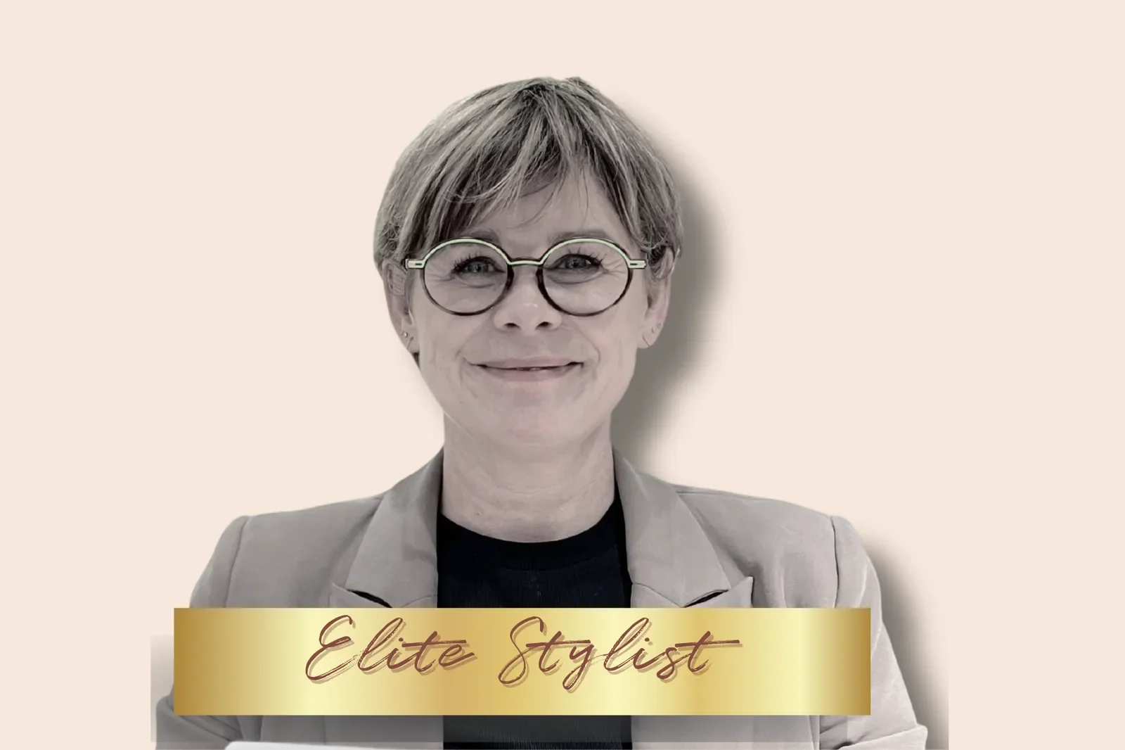 brudestylist Tina foran beigefarvet baggrung og titel i fornt