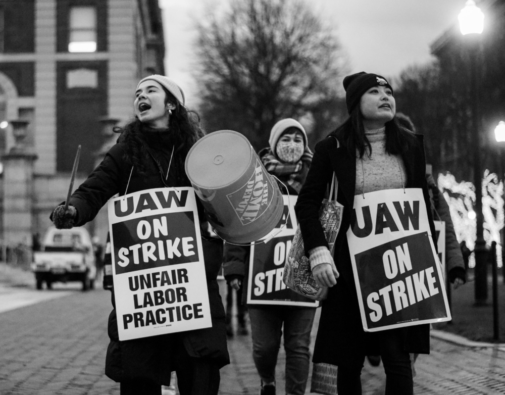 Photo of Student Workers of Columbia-UAW on strike on a winter day