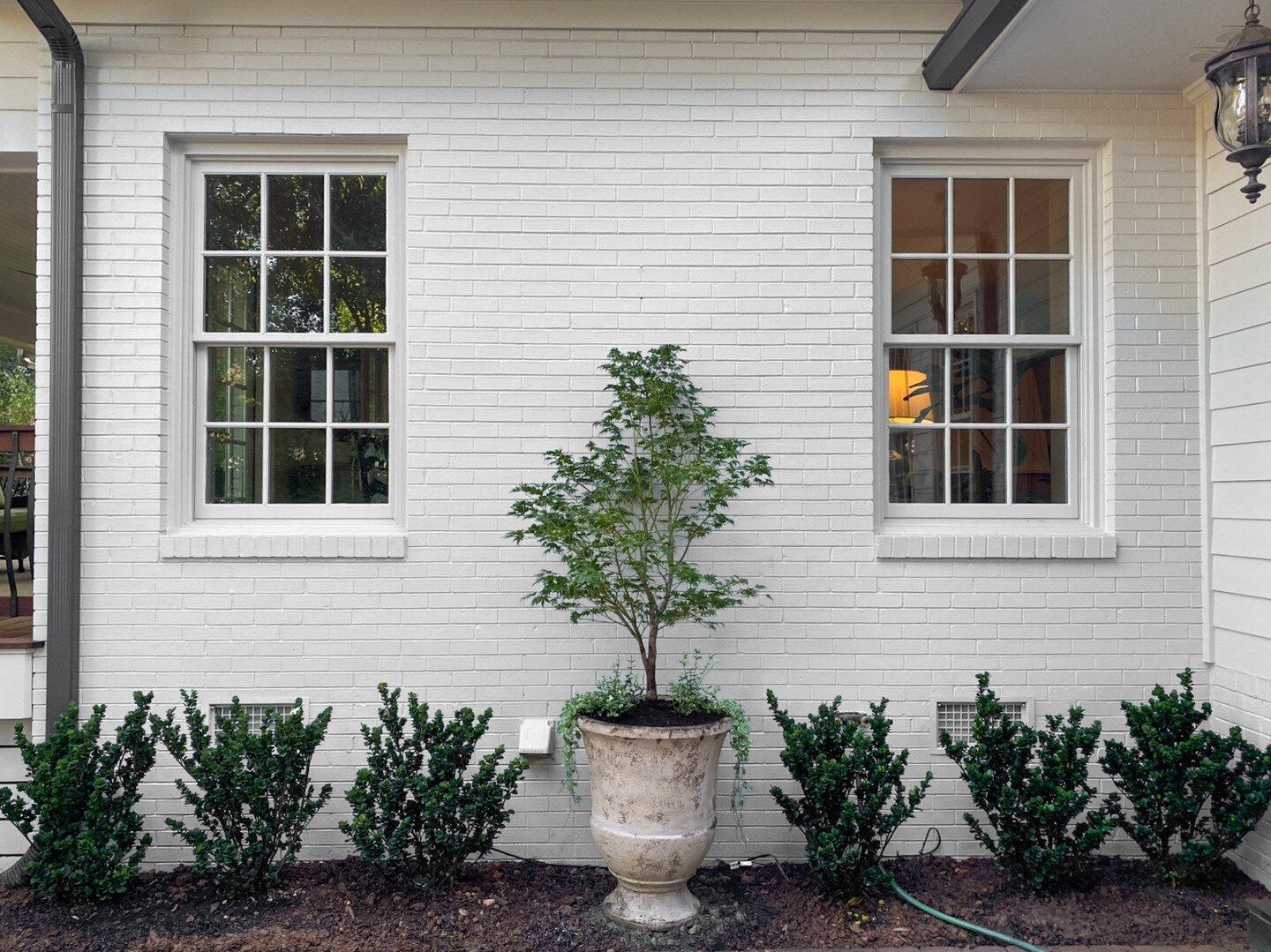 Appreciating the beauty and simplicity of a potted plant. Swipe to see the symmetry and elegance this simple change made to this portion of the project. 🪴
*
*
*
#landscapedesign #landscape #outdoors #outdoorliving #southernstyle #southernhome #charl