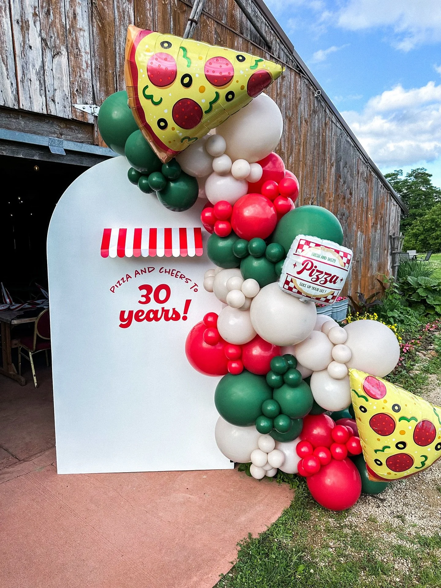 The perfect night to celebrate 30 years of life with pizza and beer (&amp; balloons of course)! 🍺 🍕