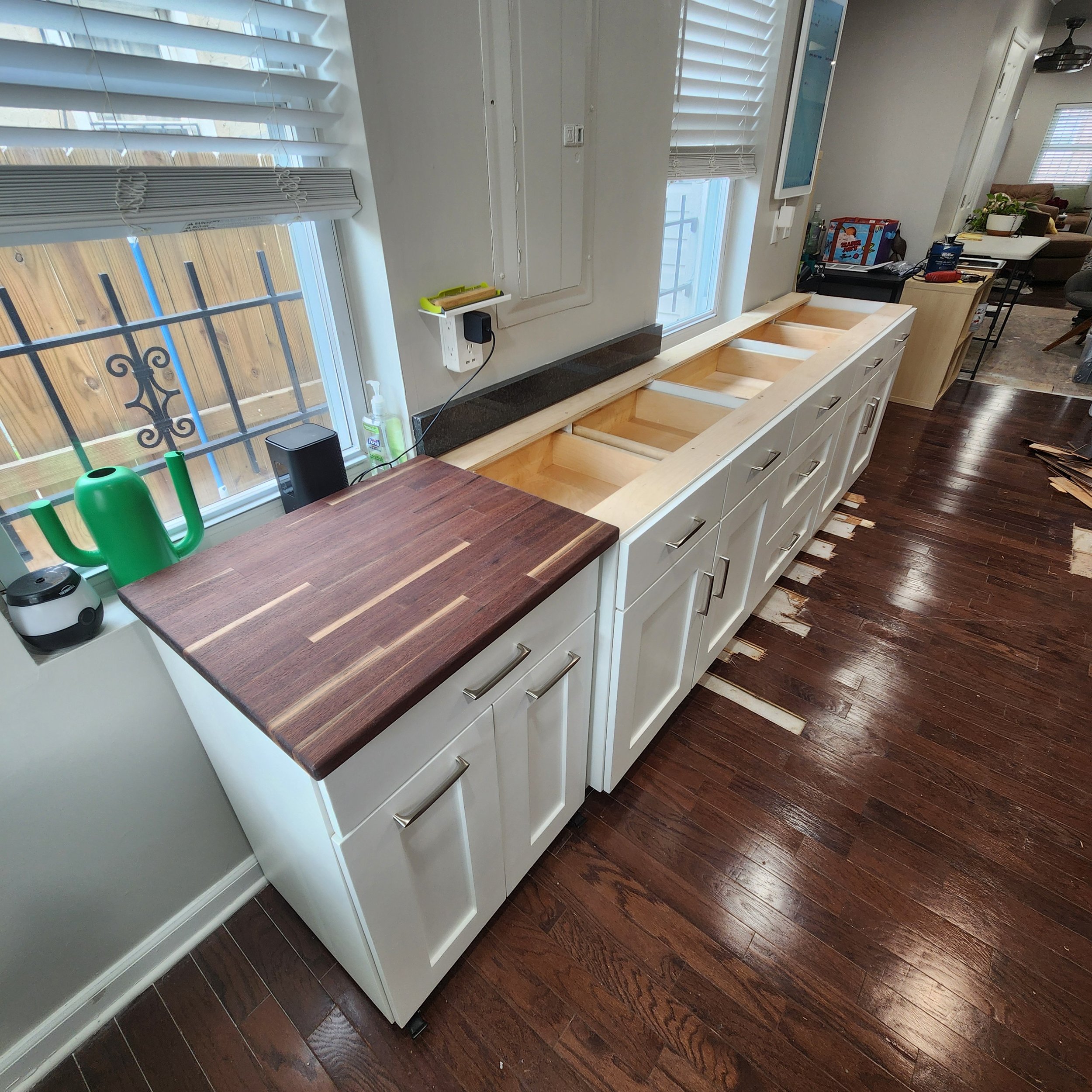 Kitchen Cabinets & Rolly Cart