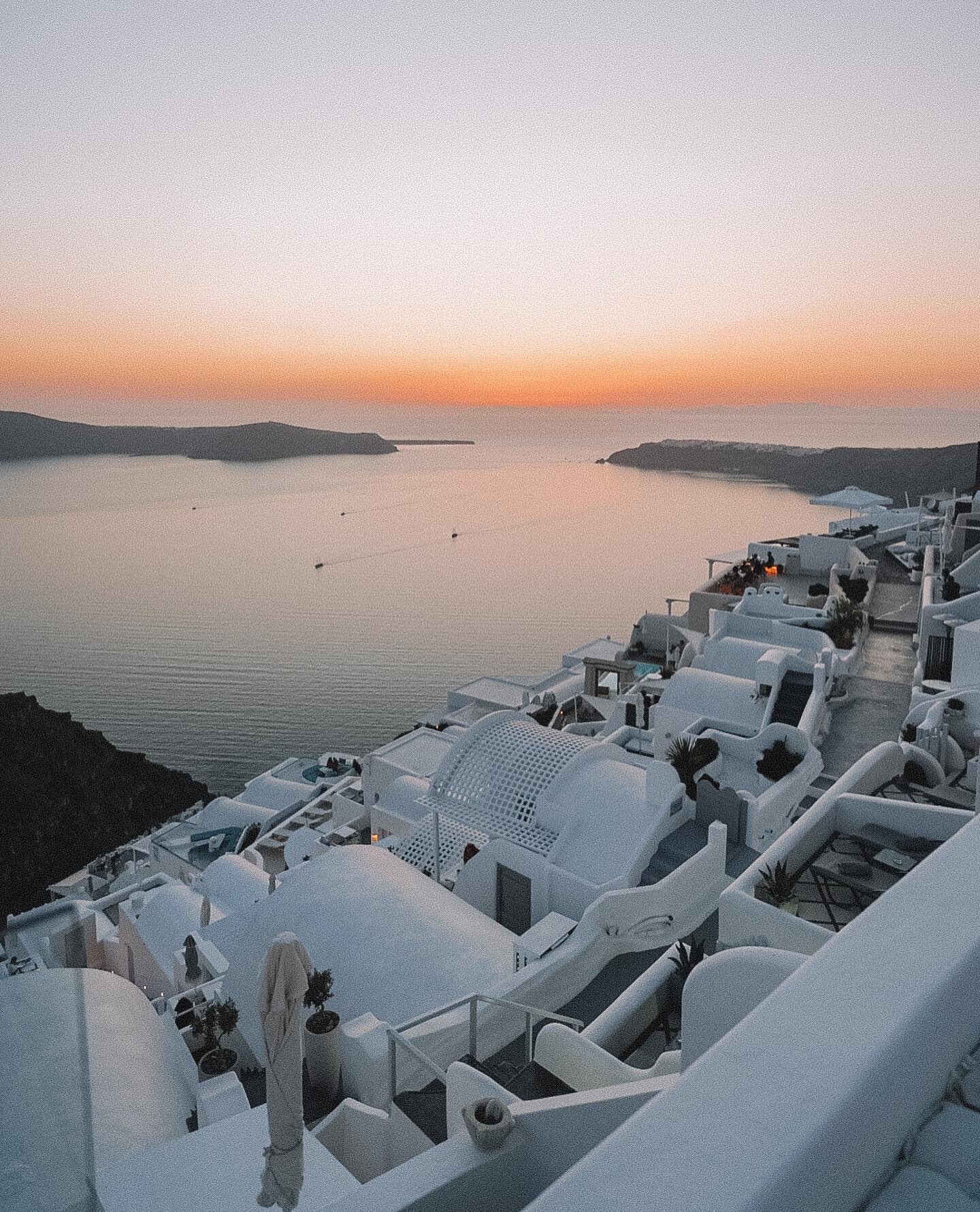 Kalinihta! Santorini by night 🌅 

#santorini #greece #artemisvillassantorini