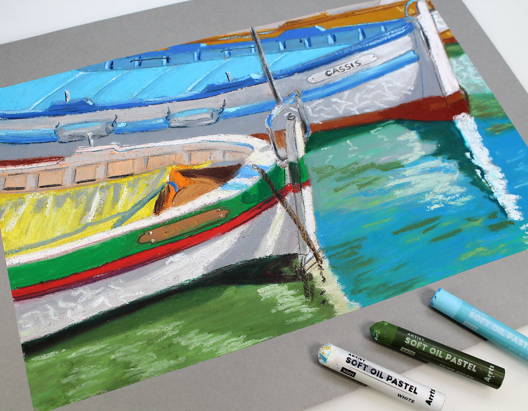 🛥Still using the Canson sand grain paper, but in the grey tone this time, I decided to try and get a more realistic style by blending most of my layers. I used cotton swabs to do so. Because of the thick consistency of the pastels, it was tricky at 