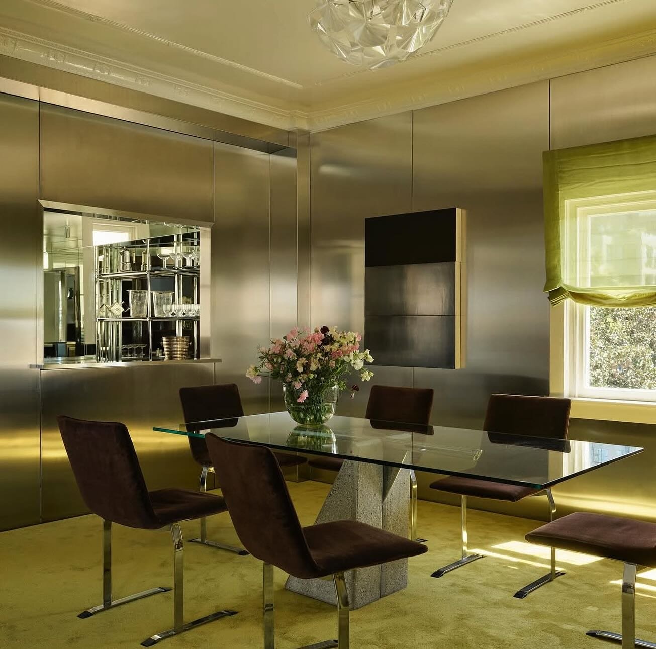 This olive green carpet is magnificent!!! 🫒

Interior Designer: @tamsinjohnson 
📷: @smartanson 
Styling: @joseph_gardner 
Home owners: @gott_mash @cameron_e_macdonald_