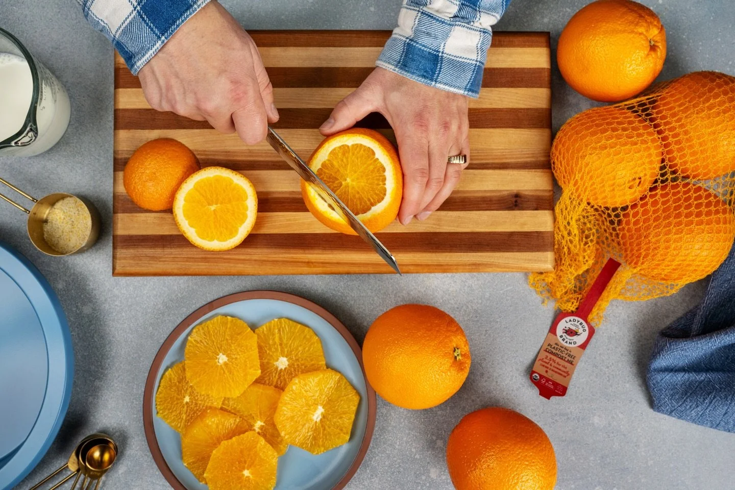 Juicy, tangy and easy to peel. Organic Navel oranges are perfect for snacking, zesting or baking that holiday orange cake everyone asks for.​
Now in zero-plastic net bags, so your go-to citrus is as planet friendly as it is delicious.​
​
Find our new