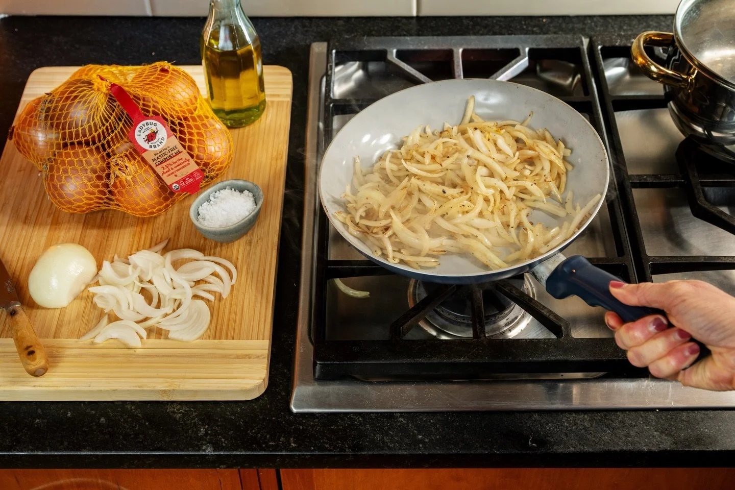 Mild, slightly sweet and full of rich, savory flavor, these organic yellow onions bring that cozy, home-cooked taste every time.

Available in our strong, sustainable, zero-plastic net bags. Unlike traditional mesh used to bundle produce, our netting