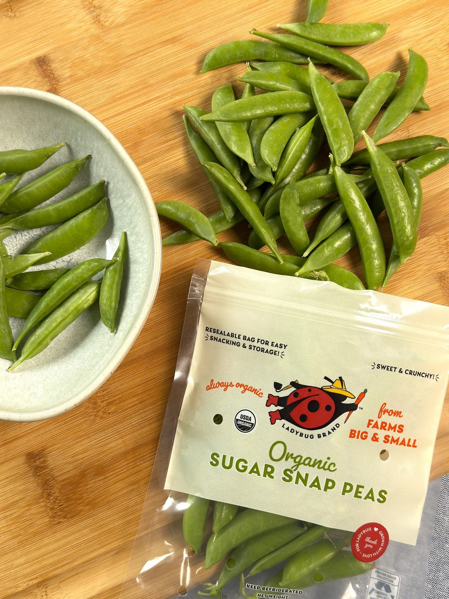 Crisp, sweet and totally snackable, organic Sugar Snap peas are the ultimate grab-and-go veggie. Packed in handy resealable bags, they&rsquo;re perfect for munching by the handful or tossing into stir-fries and salads. 
 
From farms big and small, lo
