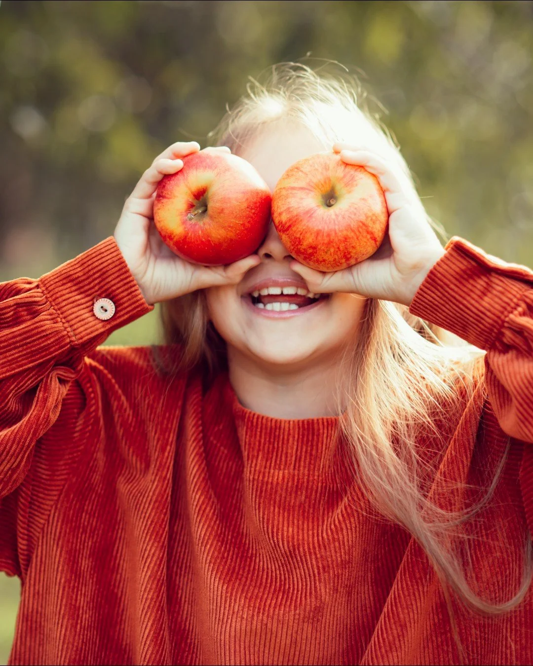 Did you know supporting local non-profits and schools is as easy as eating juicy, organic Fuji apples? 🍎 Pick up a 3 lb. bag of Northwest grown Ladybug Brand&reg; Apples and feel good knowing the proceeds go directly to fund garden-based education f