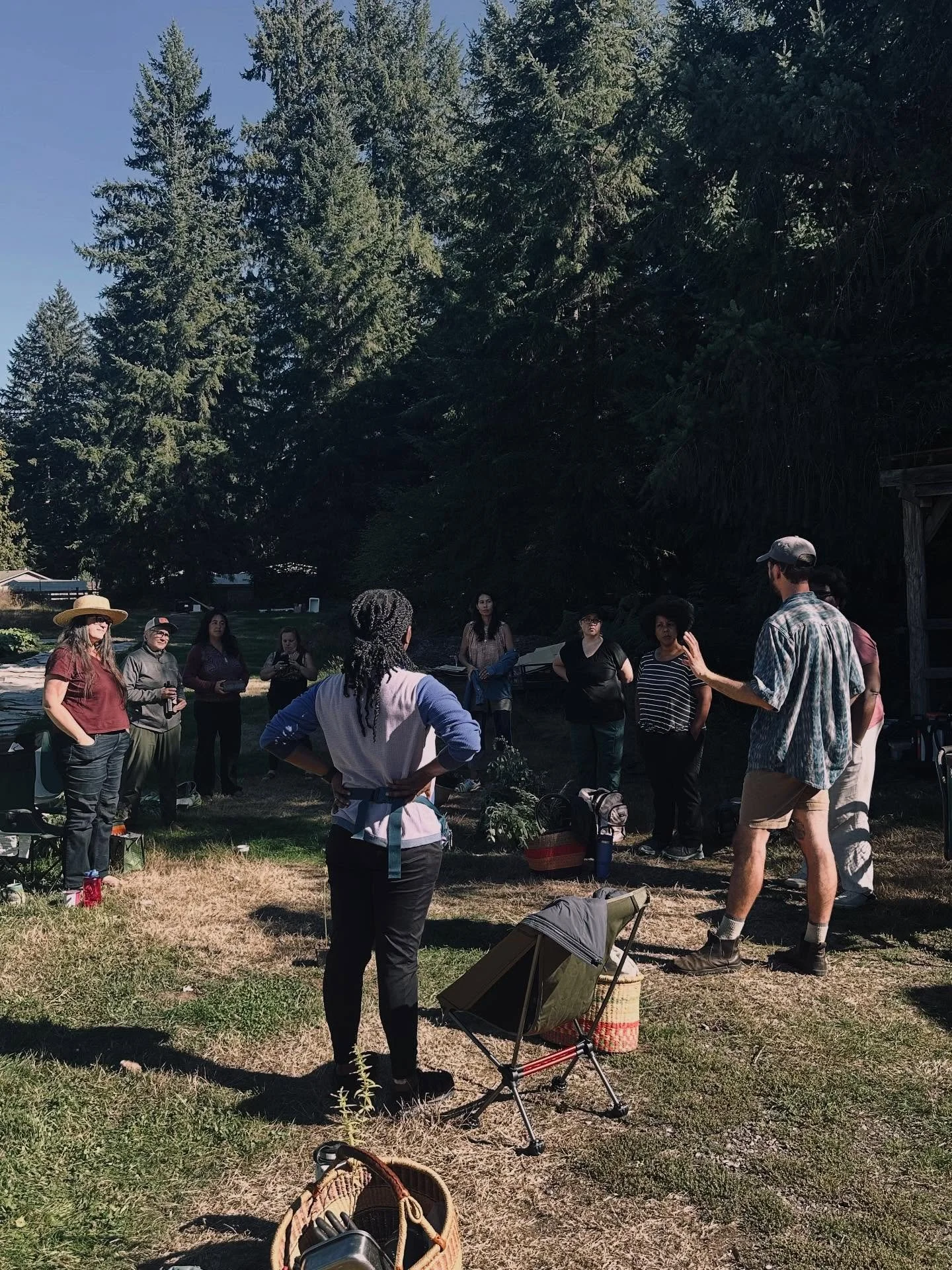 The Hawthorn and Honey Apprenticeship spent another incredible day out at Root Digger Herb Farm with Ben! Nestled in Tumwater, WA, this beloved PNW herb farm opens its gates each year to our apprentices, sharing hands on wisdom about cultivating nati