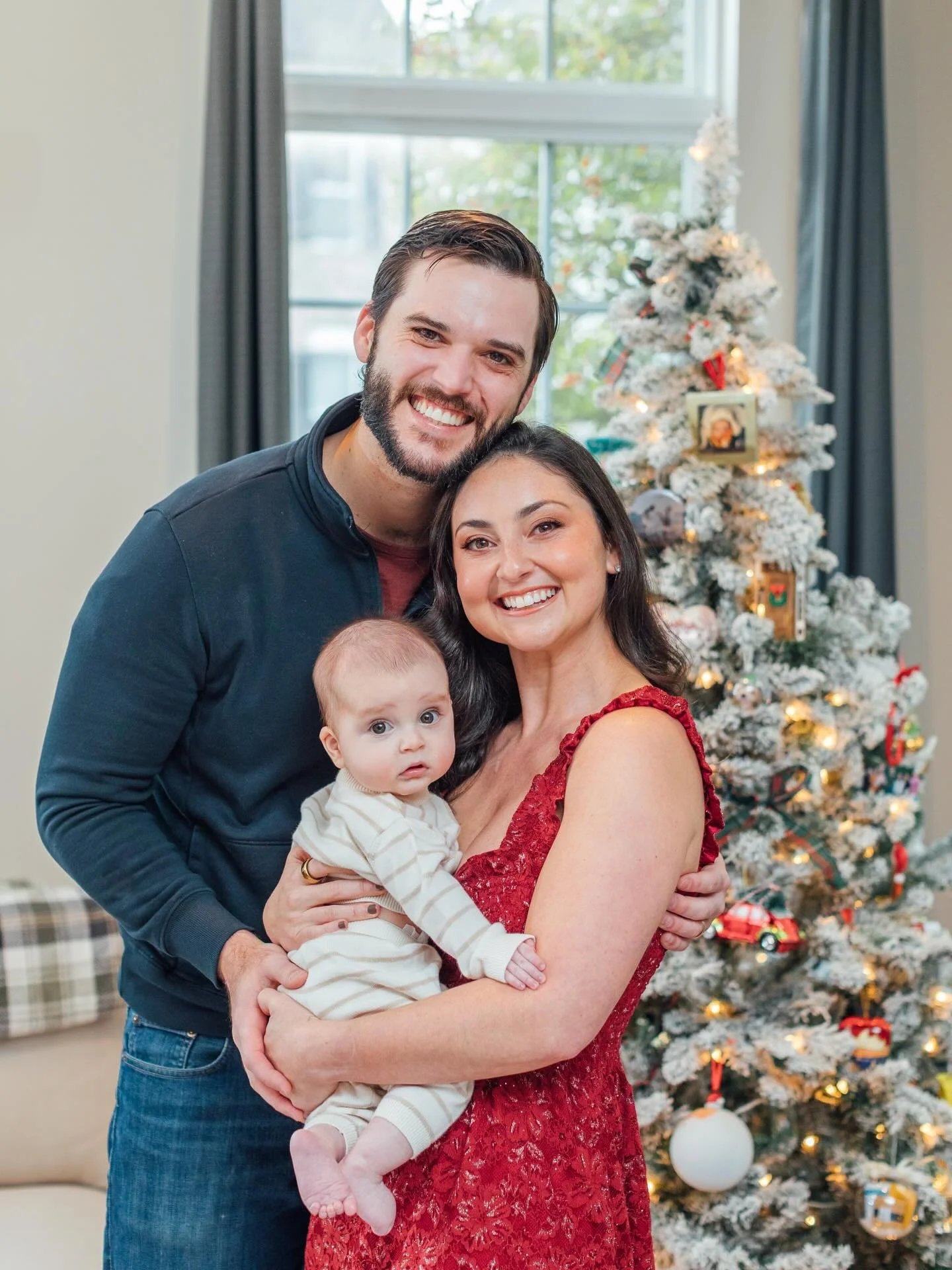 There&rsquo;s something so special about a baby&rsquo;s first Christmas, the quiet moments, the twinkle lights, and the joy of simply being together. ✨
This cozy family session was all about slowing down and capturing this season of life exactly as i