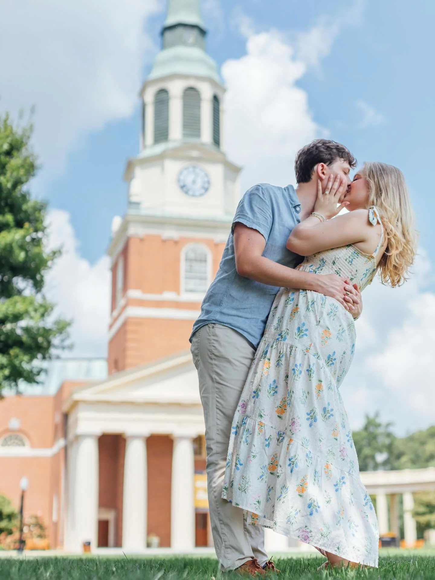 So special to photograph these two where they met at @wfuniversity 💛🖤

#engagmentphotography #engagement #proposal #couplesphotography #weddingphotography #marylandphotographer #mainephotographer #photographerlife #canonphotography #portraitphotogr