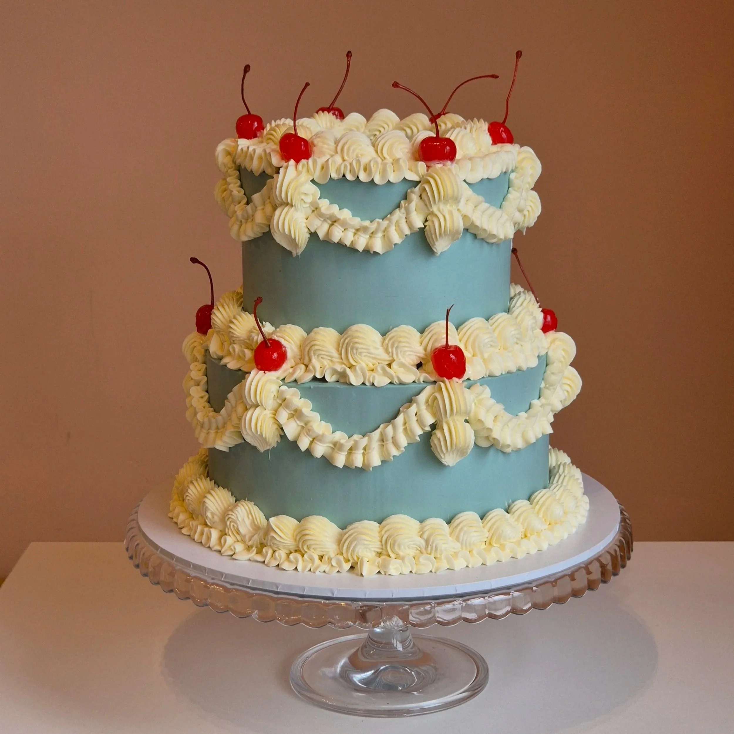 2 tier blue and white vintage round