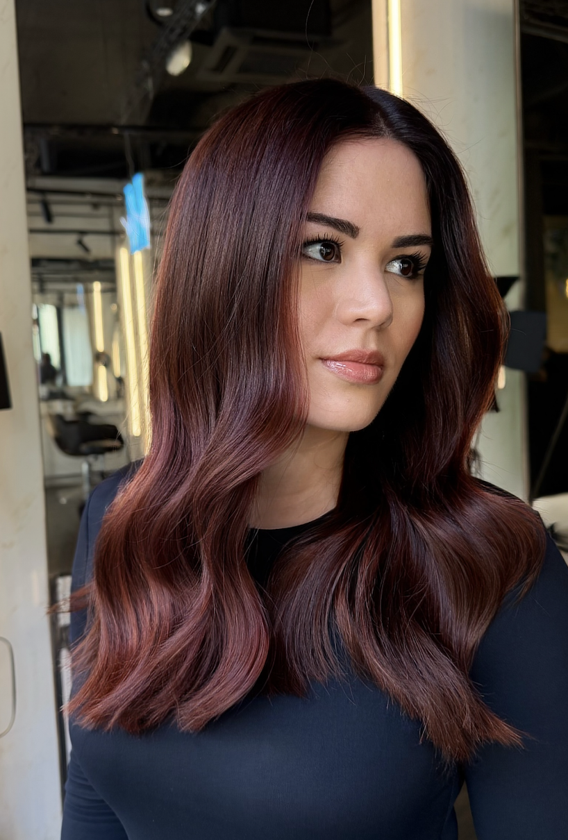 Brunette aux cheveux Red Velvet avec reflets rouges profonds