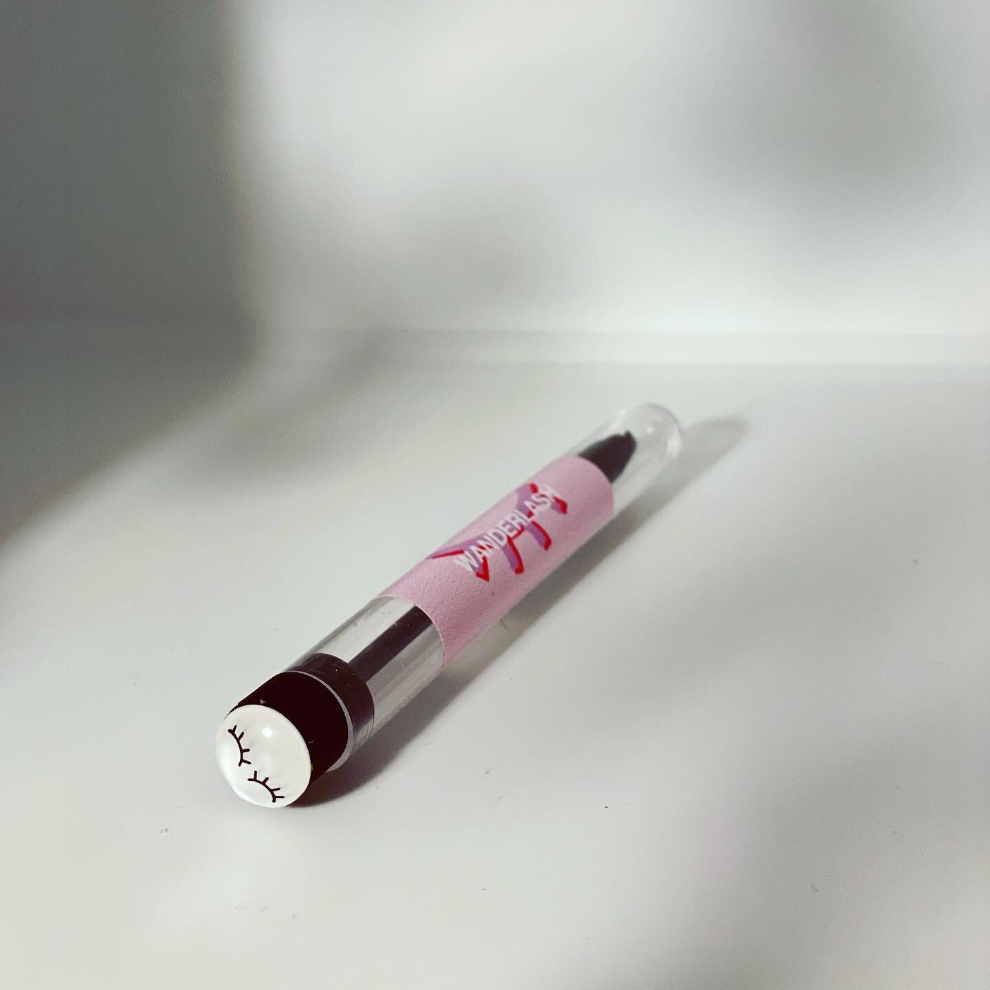 Cute lid details 😍 To all you usual suspects who let your spoolie lie about exposed to germs and dust, and then use it to brush your lashes 🦠😬 I think we may have a solution for you&hellip; 😅

#wanderlashtravelbrush #wanderlash #travel #eyelash #