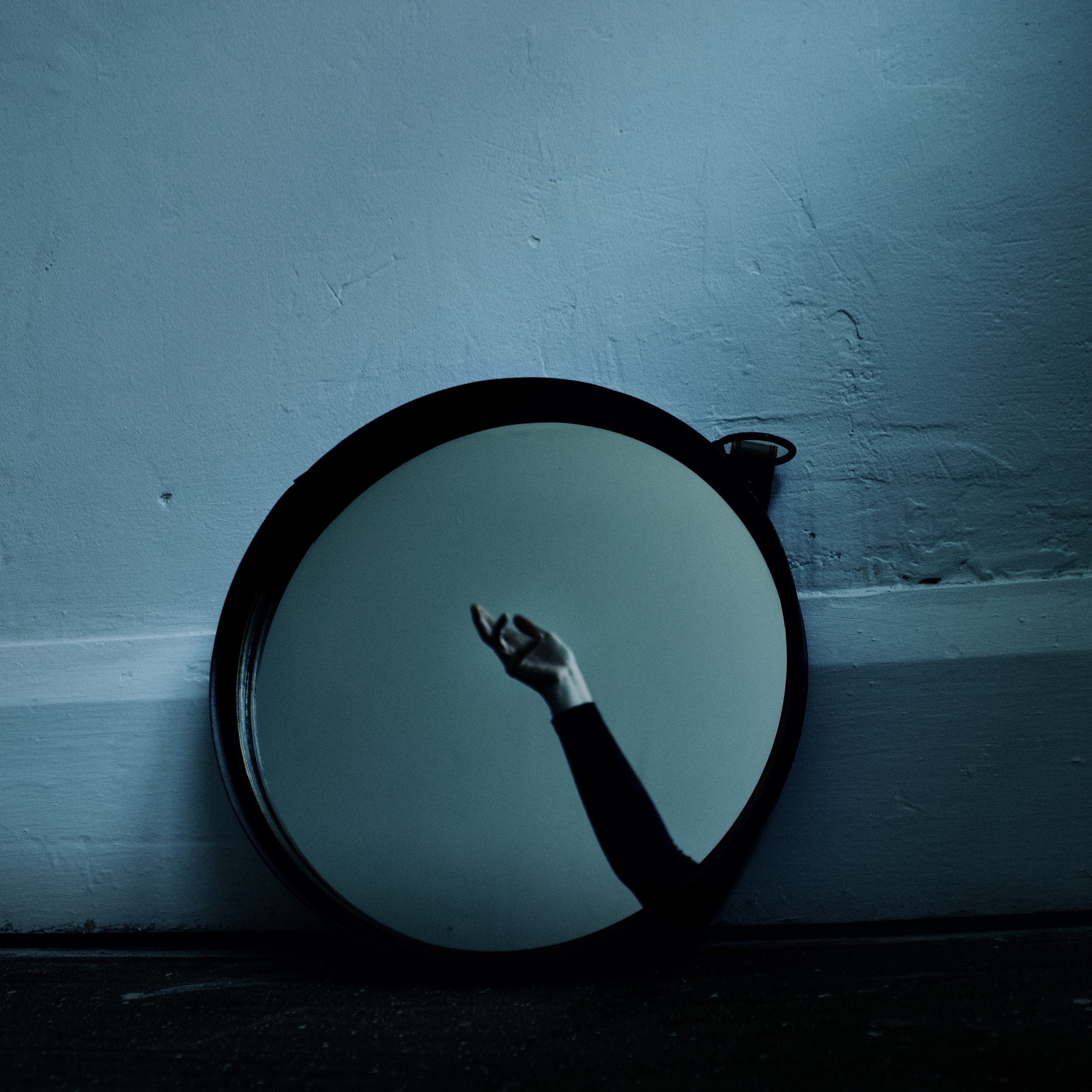 MomentsMeetCreativity - Mirror Mirror Single