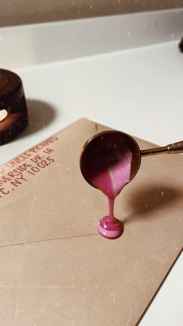 It’s been a minute since I posted a cute little wax melt! This one is for my nephew who turns 8 next week and who loves the color pink! I absolutely adored getting mail as a kid, so hopefully he likes this little piece of mail art. 🥰 #nyc #cal