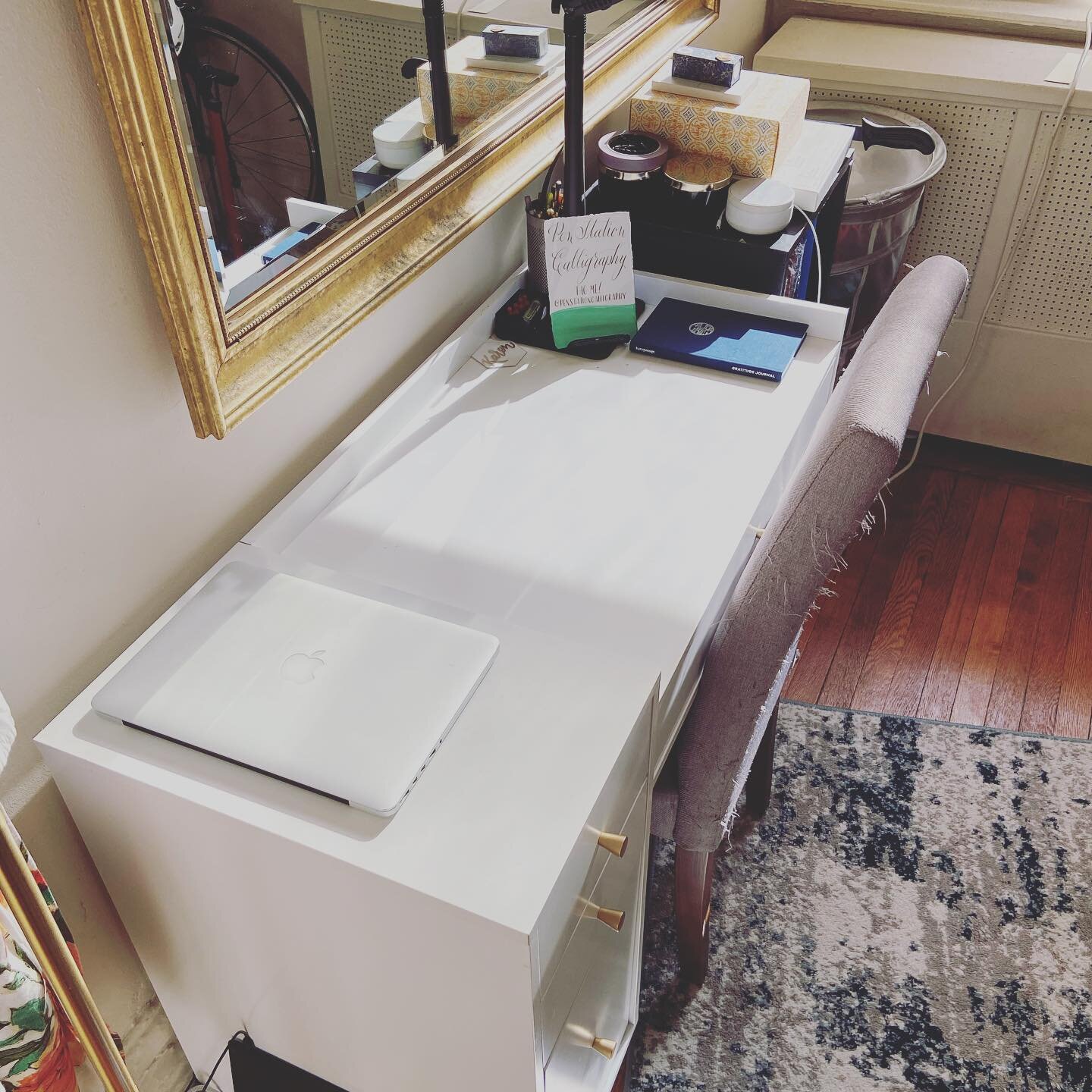 Swipe to see the before 🙈
.
I know I’m not the only one but I always feel so inspired to sit down and work when my desk is clean. It just feels like the possibilities are endless on such a clean slate! Will I work on envelopes or place cards?