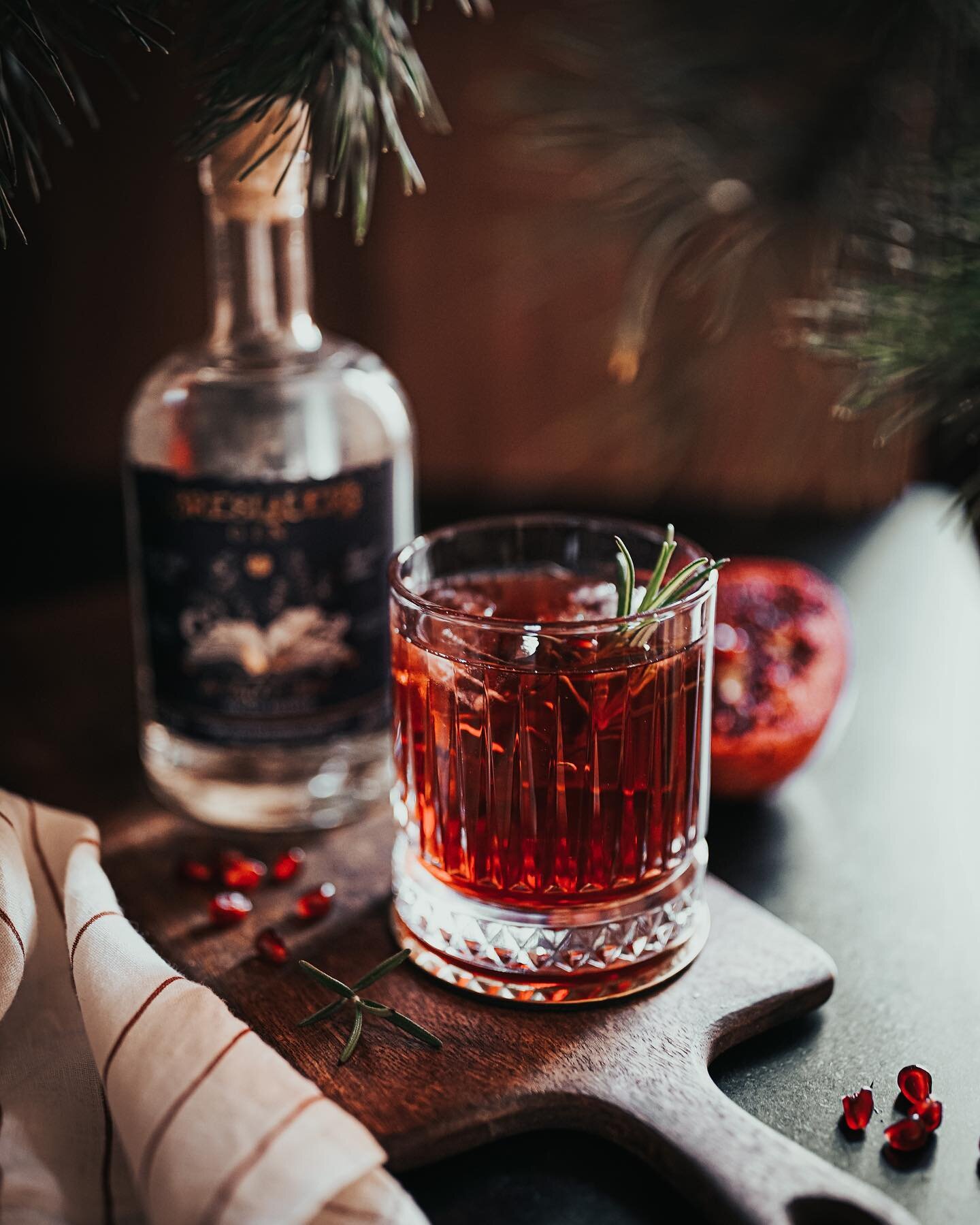 Winter Negroni ✨ czyli słodsza i bardzo świąteczna odsłona koktajlowego klasyka stworzona na Breslauer Winter Gin 🥃❄️
Przygotuj: 20 ml Aperolu (możesz pozostać przy Campari), 40 ml Winter Ginu , 20 ml czerwonego wermutu , 40 ml białego wytrawnego we