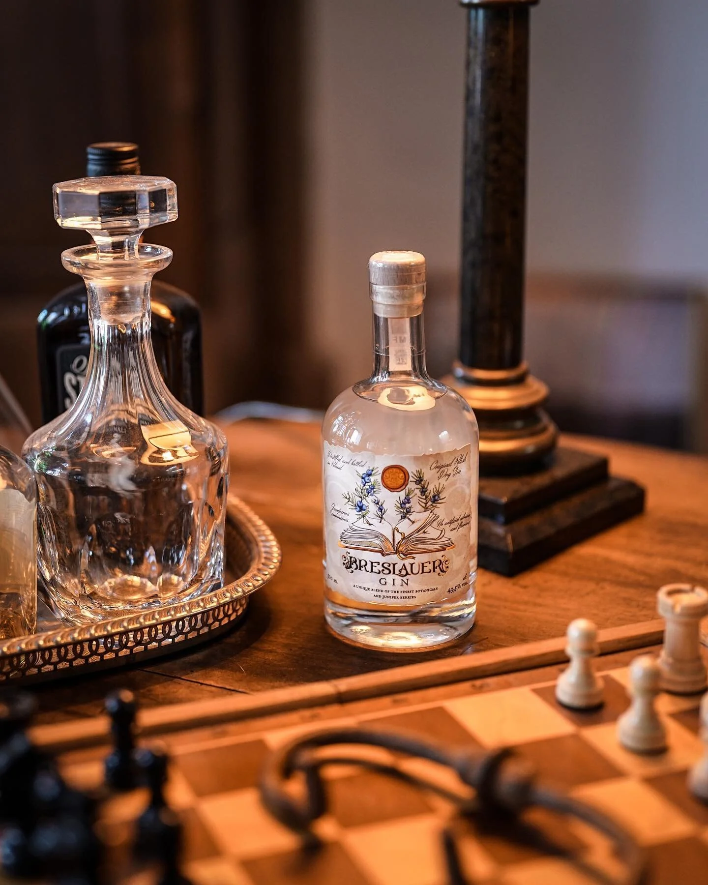 Klasycznie&hellip; ale wciąż przewrotnie! Breslauer Gin Classic nie miał być kolejnym London Dryem, dlatego Andrzej zrobił wszystko, by stworzyć coś bardzo charakternego i odważnego, ograniczając botaniki do minimum, a liczbę kilogram&oacute;w w mace