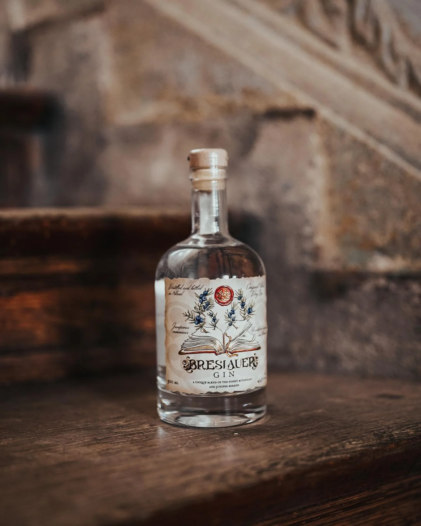 Breslauer Gin może wydawać się produktem niemal alchemicznym, bowiem po schłodzeniu lub dodaniu lodu staje się nieprzejrzysty, wręcz gęsty &ndash;  cząsteczki olejk&oacute;w zlepiają się tworząc micele, kt&oacute;re rozpraszają światło sprawiając, że