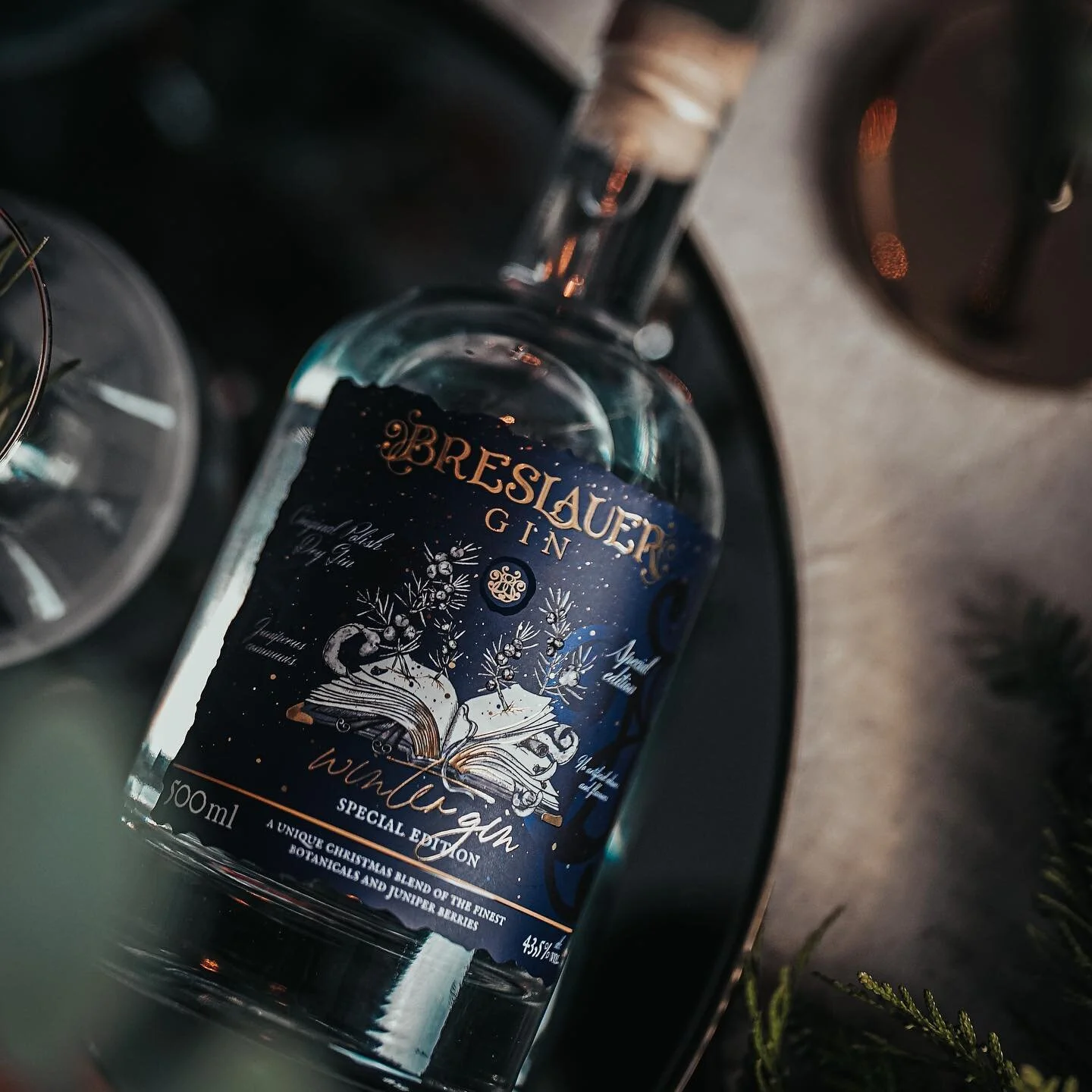 Co znaczy, że Breslauer Gin jest rzemieślniczy?✨ Breslauer Gin powstaje w naszej destylarni, w oparciu o autorską metodę produkcji. Jedna destylacja to partia licząca ok. 200 butelek. Niewielka skala produkcji pozwala na dokładną selekcję składnik&oa