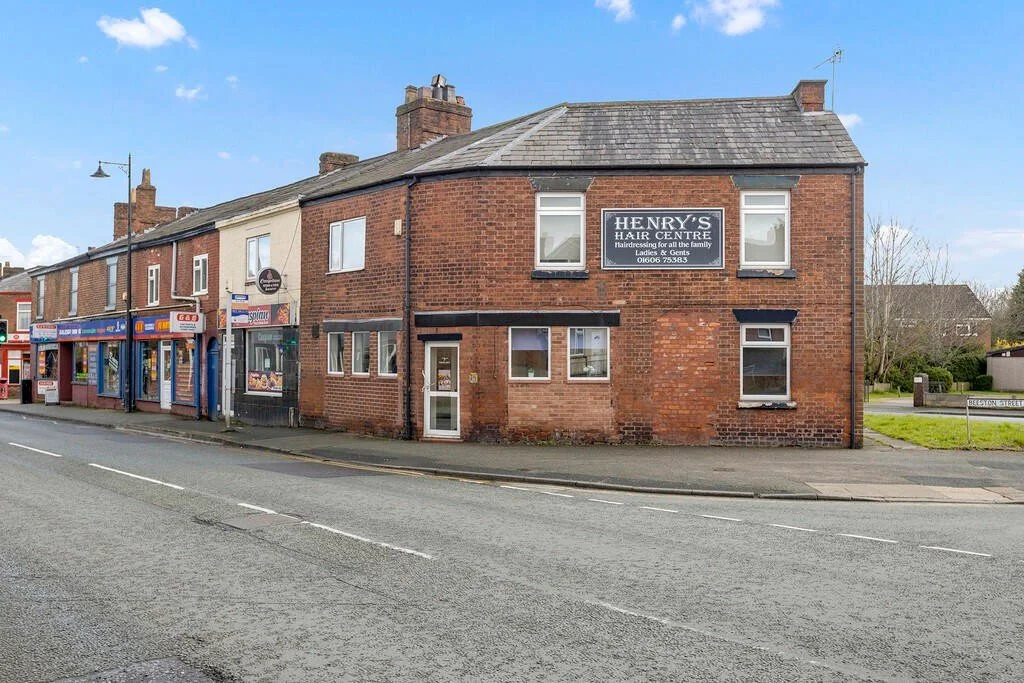 ⭐⭐UNEXPECTEDLY BACK ON THE MARKET⭐⭐
🏠Chester Road, Castle, Northwich &pound;180,000
Key features:
Commercial &amp; Residential Building
Prominent Road Frontage
Popular Location
Successful Trading Hair Salon
Residential Two Bedroom Flat
Freehold Flat