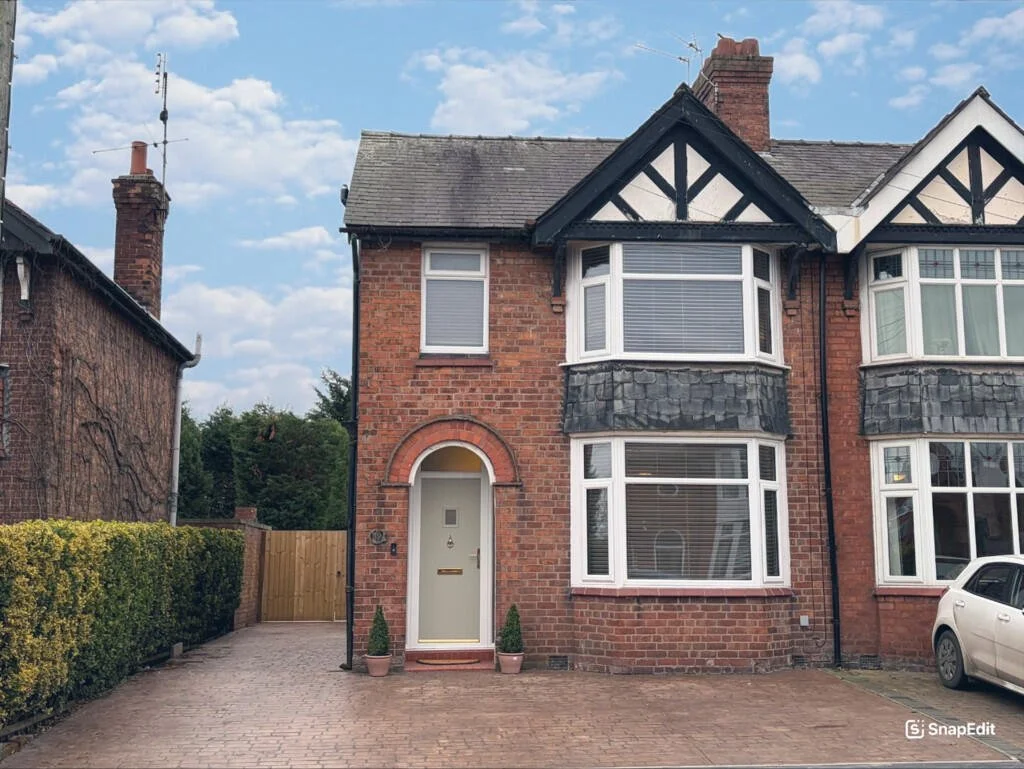 NEW NEW NEW&hellip; 🔑 
Just listed 🏡 Nantwich Road, Middlewich📍&pound;295,000💸
This stunning extended semi-detached home has been beautifully transformed by its current owners and is ready to steal your heart. From the moment you step across the 