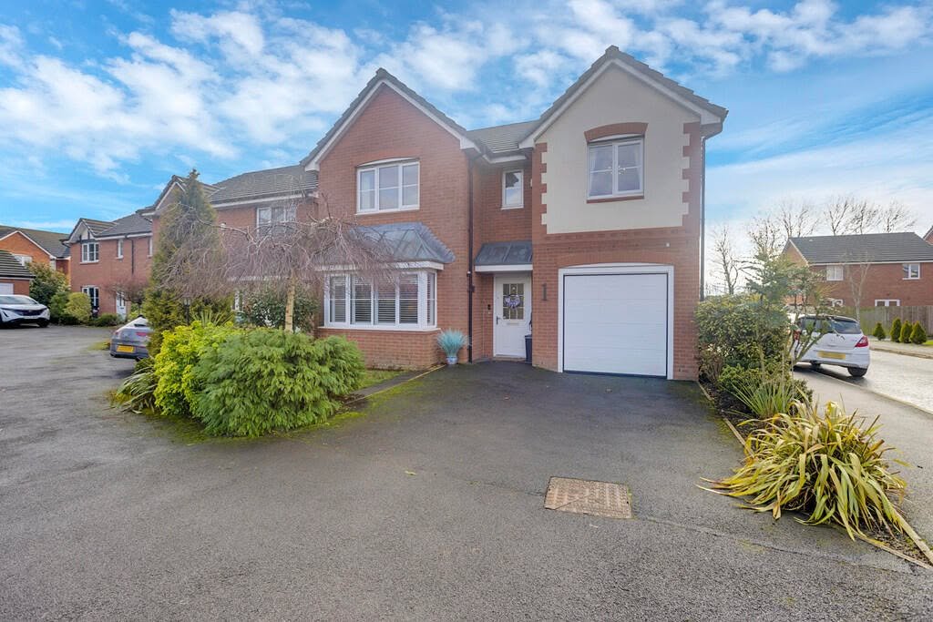 NEW NEW NEW&hellip; 🔑 No Onward Chain
Just listed 🏡 Foxglove Way, Rudheath, CW9 7XS📍&pound;425,000💸
Formerly the showhome, this stunning four-bedroom detached property, built by Stewart Milne Homes, is situated on the highly sought-after Cookes M