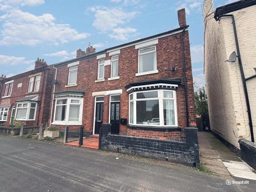 📣 JUST REDUCED!!!📣
7 New King Street, Middlewich, CW10 9ED&mdash; now &pound;180,000!

This well-presented two-bedroom semi-detached home in Middlewich is ideal for first-time buyers or downsizers alike. 

The accommodation comprises an inviting en